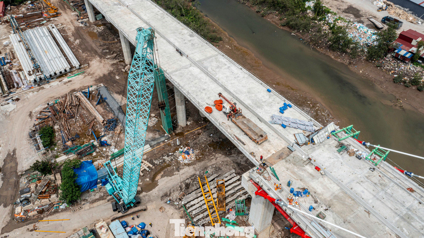 Ghi nhận của PV Tiền Phong những ngày cuối tháng 5, lực lượng thi công đang tập trung nhân lực, vật lực thi công trải thảm, các hạng mục phụ để kịp hoàn thiện chuẩn bị thông xe kỹ thuật.