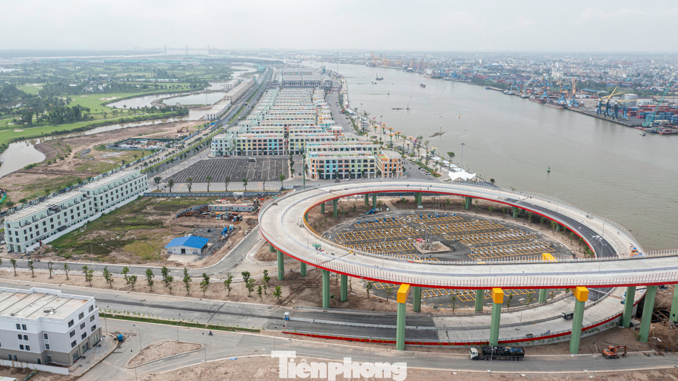 Toàn cảnh hai bên bờ sông Cấm, khu vực cầu Hoàng Gia bắc qua.