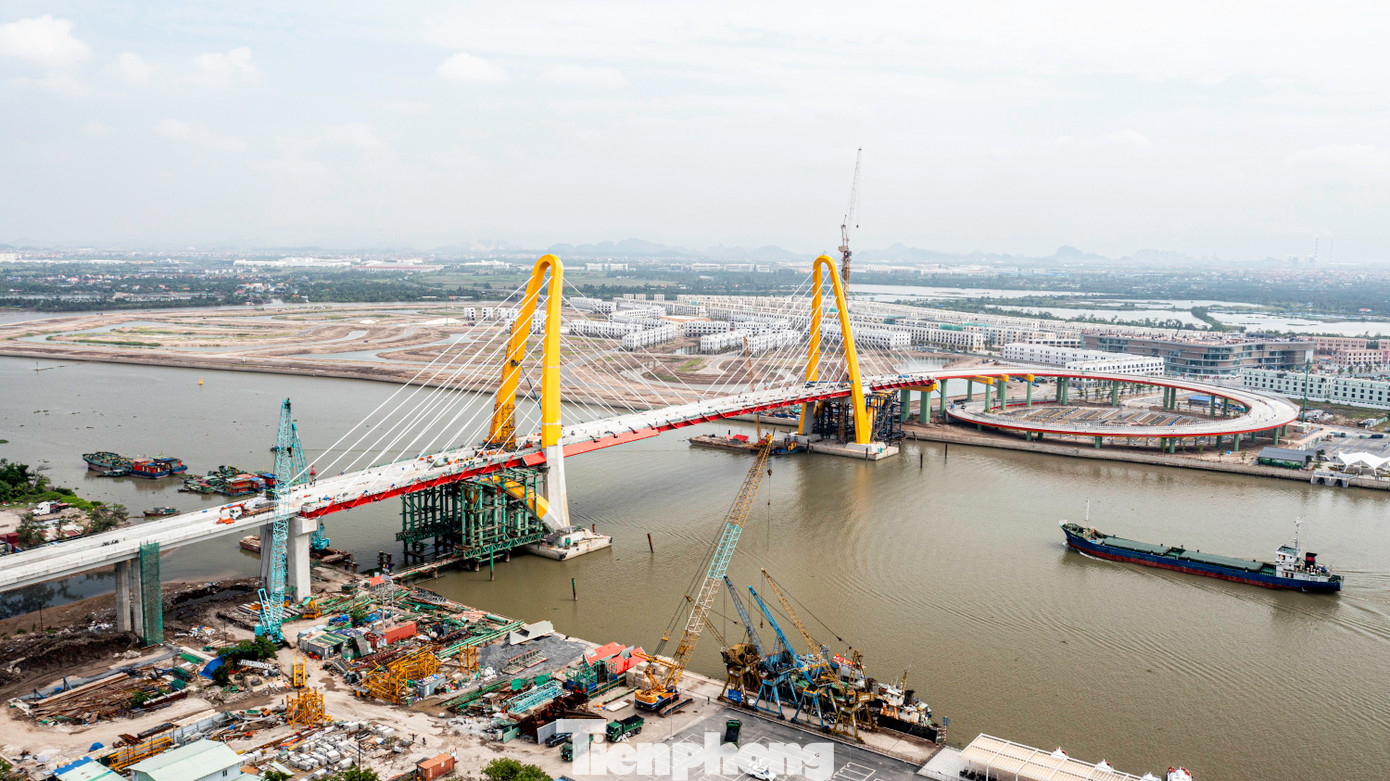 Cầu Hoàng Gia (hay còn gọi là cầu Máy Chai), dài khoảng 2,2km được đầu tư với tổng số vốn hơn 2.300 tỷ đồng. Cây cầu có điểm đầu nằm trên đảo Vũ Yên (TP Thủy Nguyên) nối với đường Lê Thánh Tông, phường Máy Chai (quận Ngô Quyền, TP Hải Phòng).