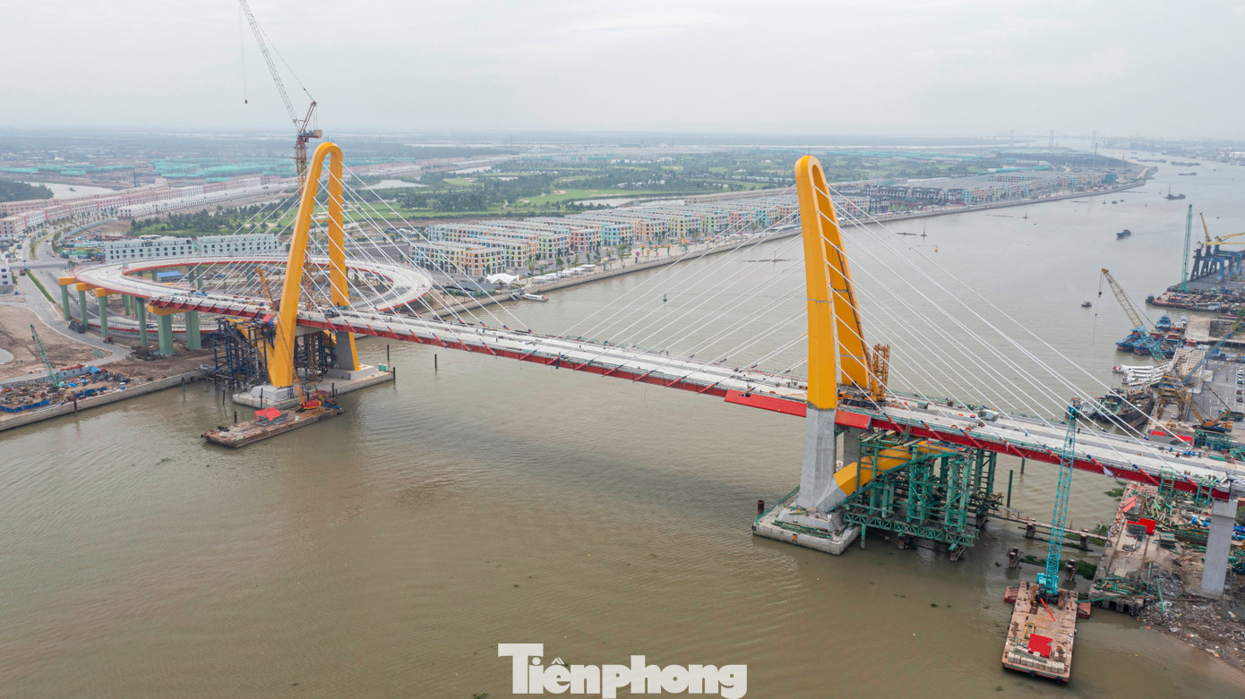 Cầu Hoàng Gia (hay còn gọi là cầu Máy Chai), dài khoảng 2,2km được đầu tư với tổng số vốn hơn 2.300 tỷ đồng. Cây cầu có điểm đầu nằm trên đảo Vũ Yên (TP Thủy Nguyên) nối với đường Lê Thánh Tông, phường Máy Chai (quận Ngô Quyền, TP Hải Phòng).