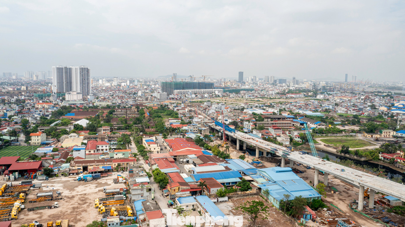 Toàn cảnh hai bên bờ sông Cấm, khu vực cầu Hoàng Gia bắc qua.