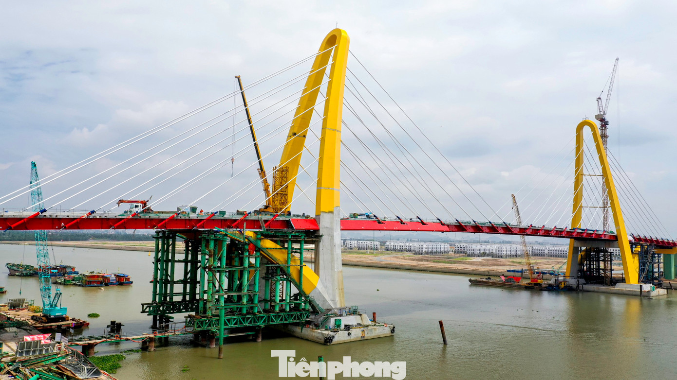 Nhìn theo phương ngang cầu, hình dáng mỗi tháp được thiết kế lấy cảm hứng từ hình tượng cánh chim thể hiện khát vọng bay cao, vươn đến thành công.