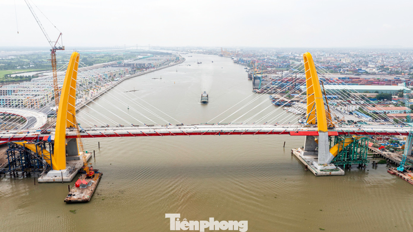 Cầu Hoàng Gia (hay còn gọi là cầu Máy Chai), dài khoảng 2,2km được đầu tư với tổng số vốn hơn 2.300 tỷ đồng. Cây cầu có điểm đầu nằm trên đảo Vũ Yên (TP Thủy Nguyên) nối với đường Lê Thánh Tông, phường Máy Chai (quận Ngô Quyền, TP Hải Phòng).