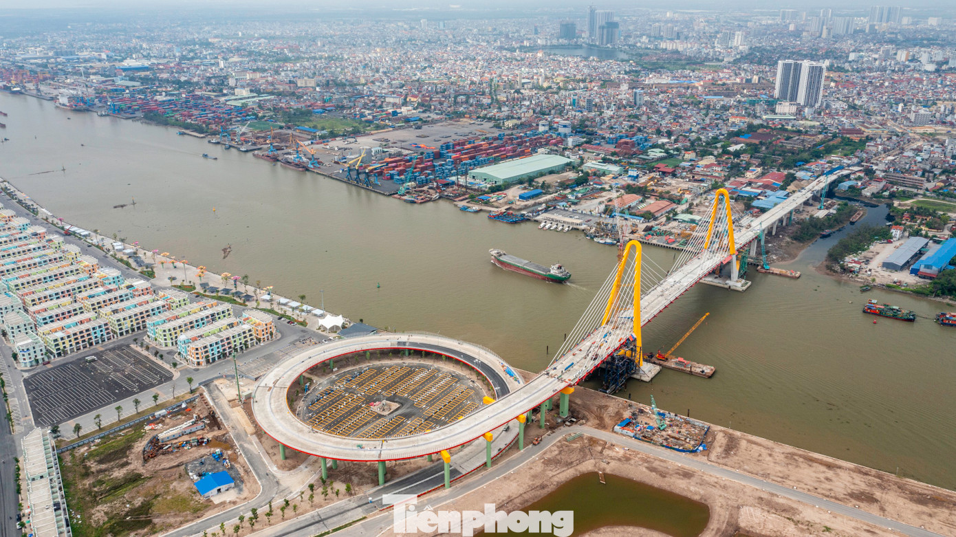 Cầu Hoàng Gia có vị trí đắc địa, bắc qua sông Cấm. Một bên là trung tâm đô thị lõi, nơi có các bến cảng truyền thống một thời của Hải Phòng với nhiều giá trị văn hóa, lịch sử; một bên là khu đô thị mới trên đảo Vũ Yên trẻ trung, sôi động đang dần hình thành.