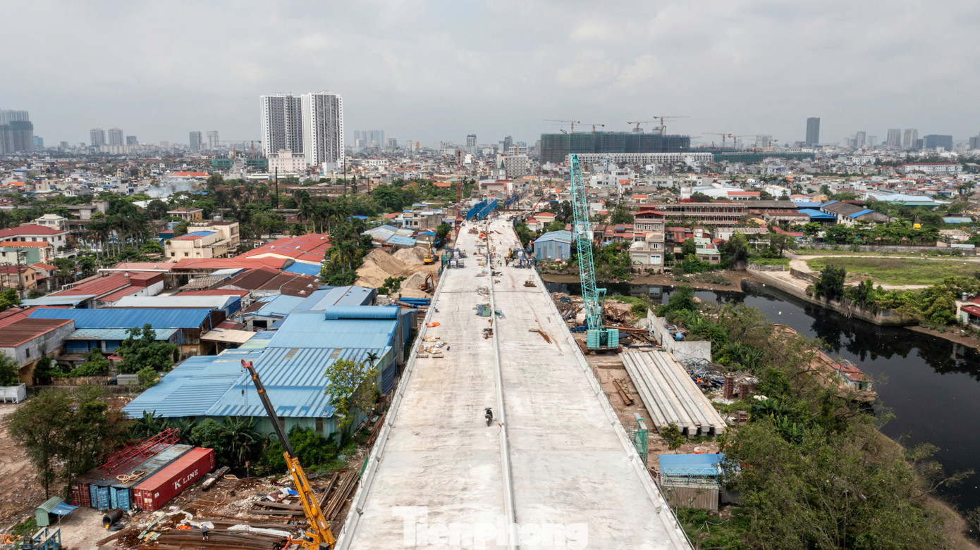 Đường dẫn nối trung tâm đô thị lõi Hải Phòng, tại nút giao đường Lê Thánh Tông (quận Ngô Quyền, TP Hải Phòng) lên cầu Hoàng Gia bắc qua sông Cấm sang đảo Vũ Yên. Công trường đường dẫn đang được các nhà thầu tập trung hoàn thiện.