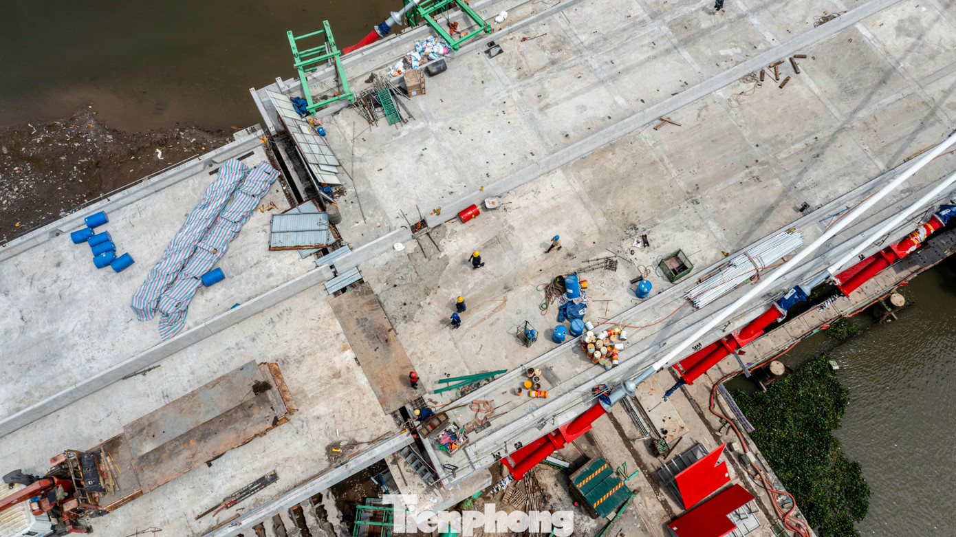 Công nhân thi công hoàn thiện lan can, dải phân cách, vị trí nối giữa các nhịp cầu.