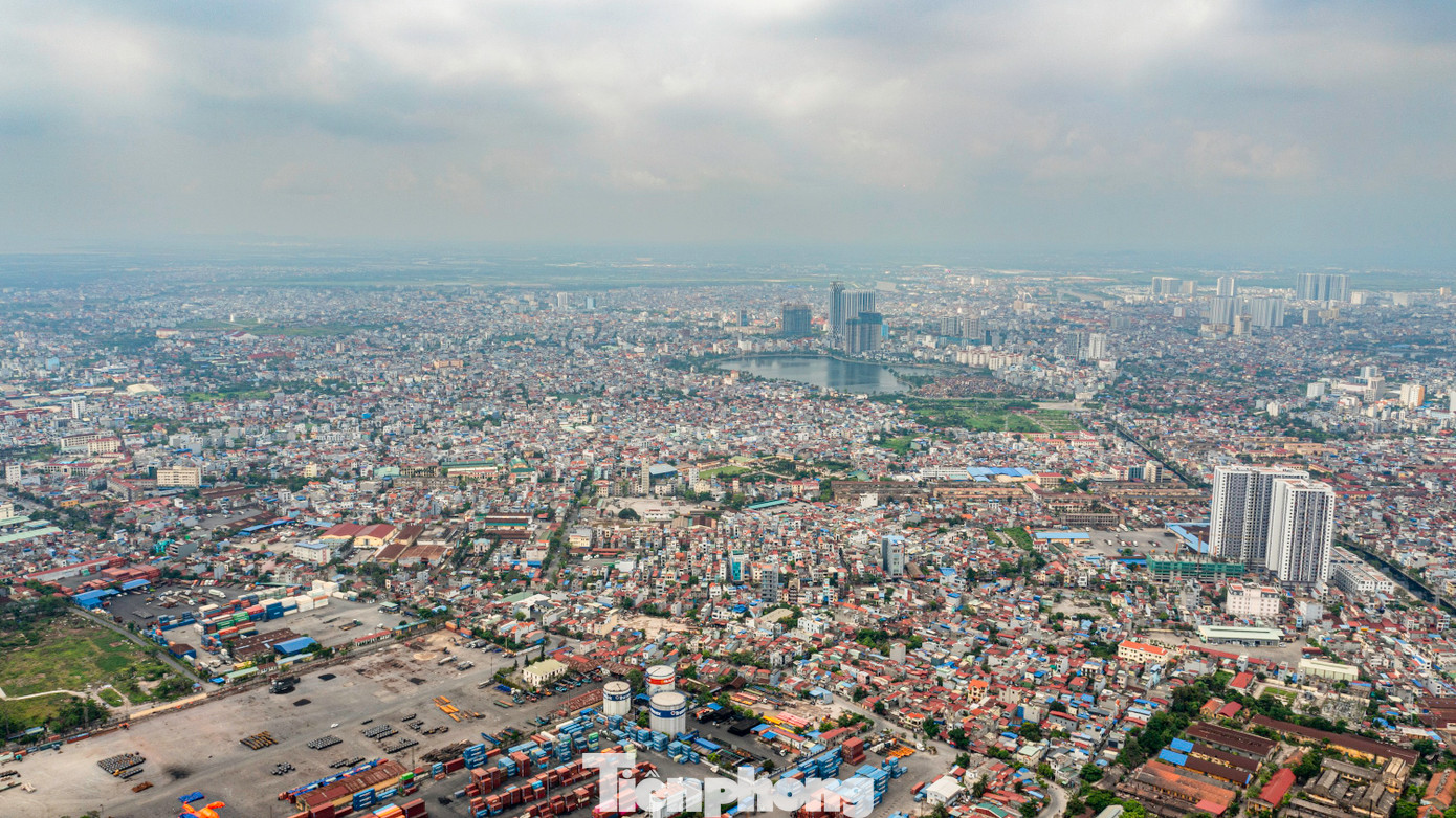 Toàn cảnh hai bên bờ sông Cấm, khu vực cầu Hoàng Gia bắc qua.