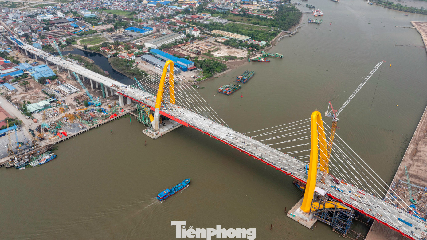 Cây cầu được thiết kế theo ý tưởng "cửa thế giới" với 2 tháp ngả về phía sông, tạo cong hình vòm như cánh cửa chào đón bạn bè, du khách quốc tế đến với Việt Nam, cũng như tiễn những chuyến tàu, hành khách Việt Nam ra thế giới.