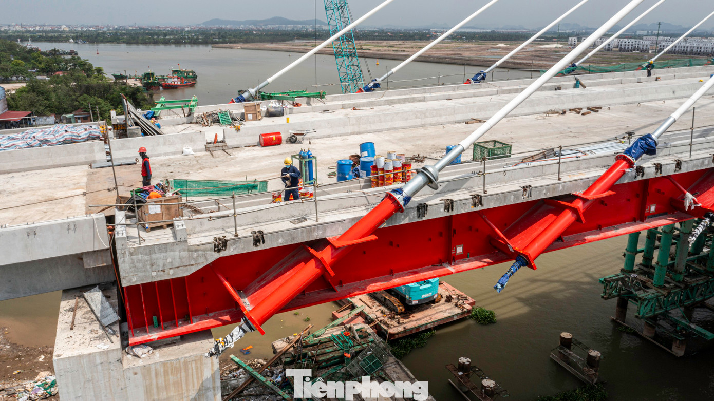 Công nhân thi công hoàn thiện lan can, dải phân cách, vị trí nối giữa các nhịp cầu.
