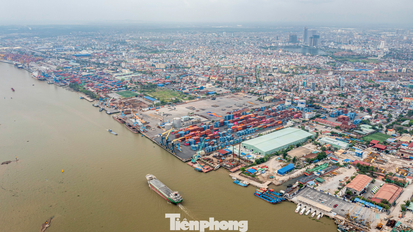 Cầu Hoàng Gia có vị trí đắc địa, bắc qua sông Cấm. Một bên là trung tâm đô thị lõi, nơi có các bến cảng truyền thống một thời của Hải Phòng với nhiều giá trị văn hóa, lịch sử; một bên là khu đô thị mới trên đảo Vũ Yên trẻ trung, sôi động đang dần hình thành.