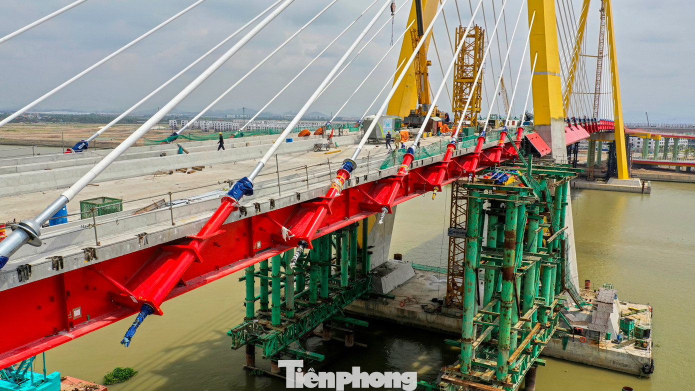 Công nhân thi công hoàn thiện lan can, dải phân cách, vị trí nối giữa các nhịp cầu.