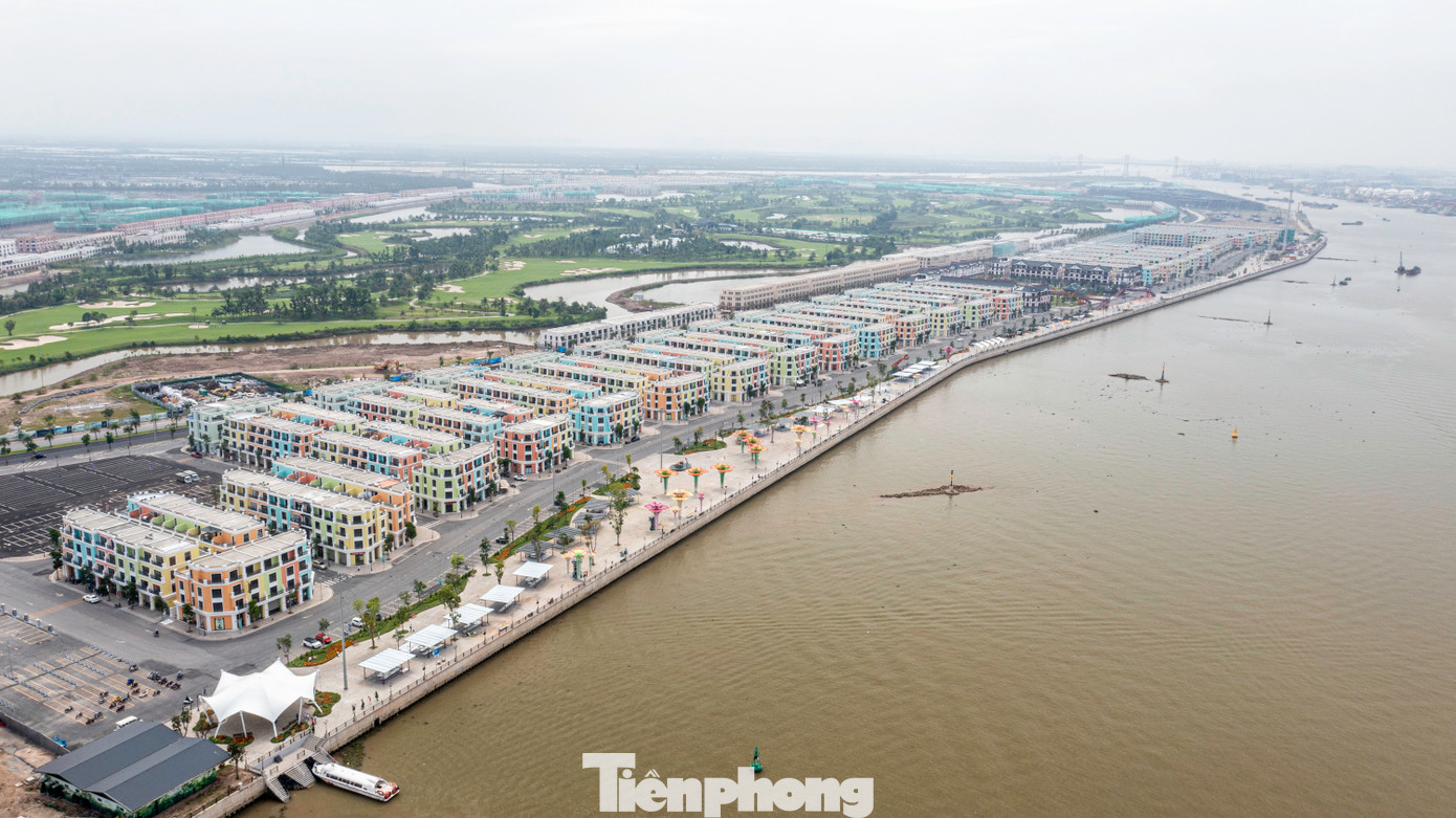 Cầu Hoàng Gia có vị trí đắc địa, bắc qua sông Cấm. Một bên là trung tâm đô thị lõi, nơi có các bến cảng truyền thống một thời của Hải Phòng với nhiều giá trị văn hóa, lịch sử; một bên là khu đô thị mới trên đảo Vũ Yên trẻ trung, sôi động đang dần hình thành.