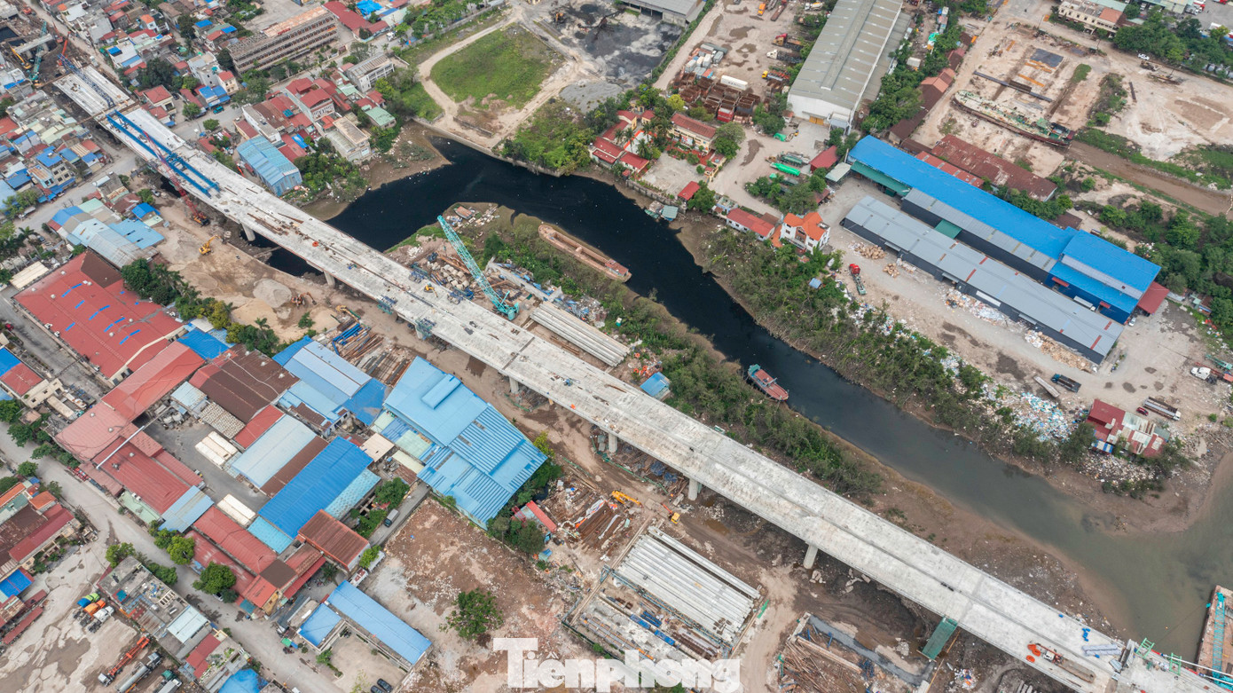 Đường dẫn nối trung tâm đô thị lõi Hải Phòng, tại nút giao đường Lê Thánh Tông (quận Ngô Quyền, TP Hải Phòng) lên cầu Hoàng Gia bắc qua sông Cấm sang đảo Vũ Yên. Công trường đường dẫn đang được các nhà thầu tập trung hoàn thiện.