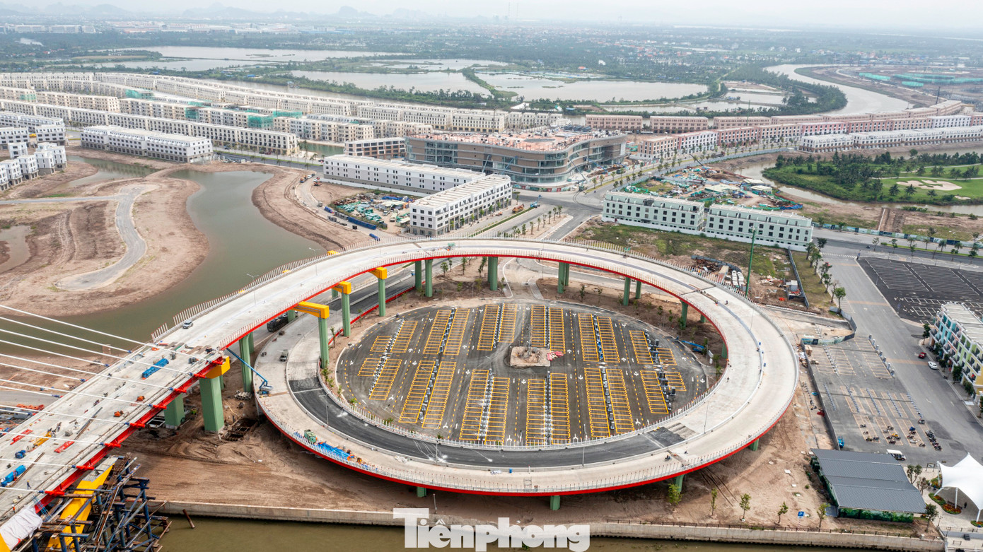 Toàn cảnh hai bên bờ sông Cấm, khu vực cầu Hoàng Gia bắc qua.