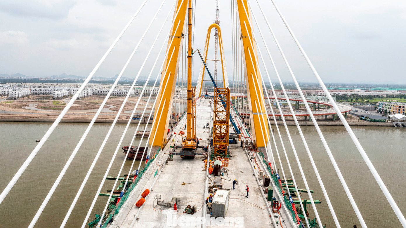 Giữa tháng 3, cầu Hoàng Gia được hợp long. Dự kiến, cây cầu sẽ được thông xe kỹ thuật vào cuối tháng 5 và chính thức đưa vào hoạt động vào tháng 8/2025. Khi hoàn thành, cây cầu sẽ kết nối trung tâm đô thị lõi Hải Phòng với khu đô thị trên đảo Vũ Yên và khu đô thị Bắc Sông Cấm (TP Thủy Nguyên).