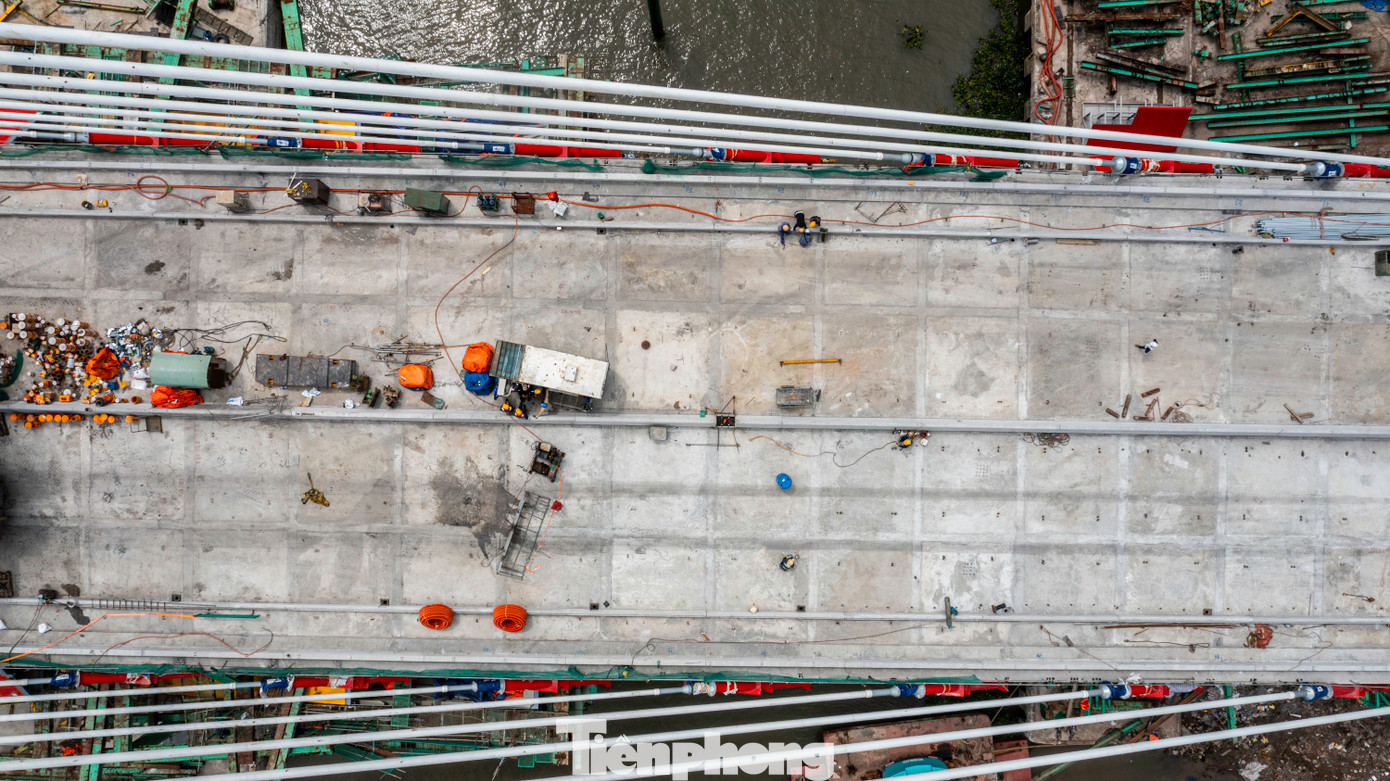 Ghi nhận của PV Tiền Phong những ngày cuối tháng 5, lực lượng thi công đang tập trung nhân lực, vật lực thi công trải thảm, các hạng mục phụ để kịp hoàn thiện chuẩn bị thông xe kỹ thuật.