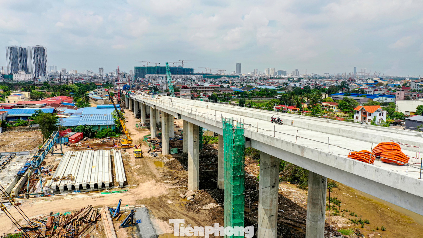 Đường dẫn nối trung tâm đô thị lõi Hải Phòng, tại nút giao đường Lê Thánh Tông (quận Ngô Quyền, TP Hải Phòng) lên cầu Hoàng Gia bắc qua sông Cấm sang đảo Vũ Yên. Công trường đường dẫn đang được các nhà thầu tập trung hoàn thiện.