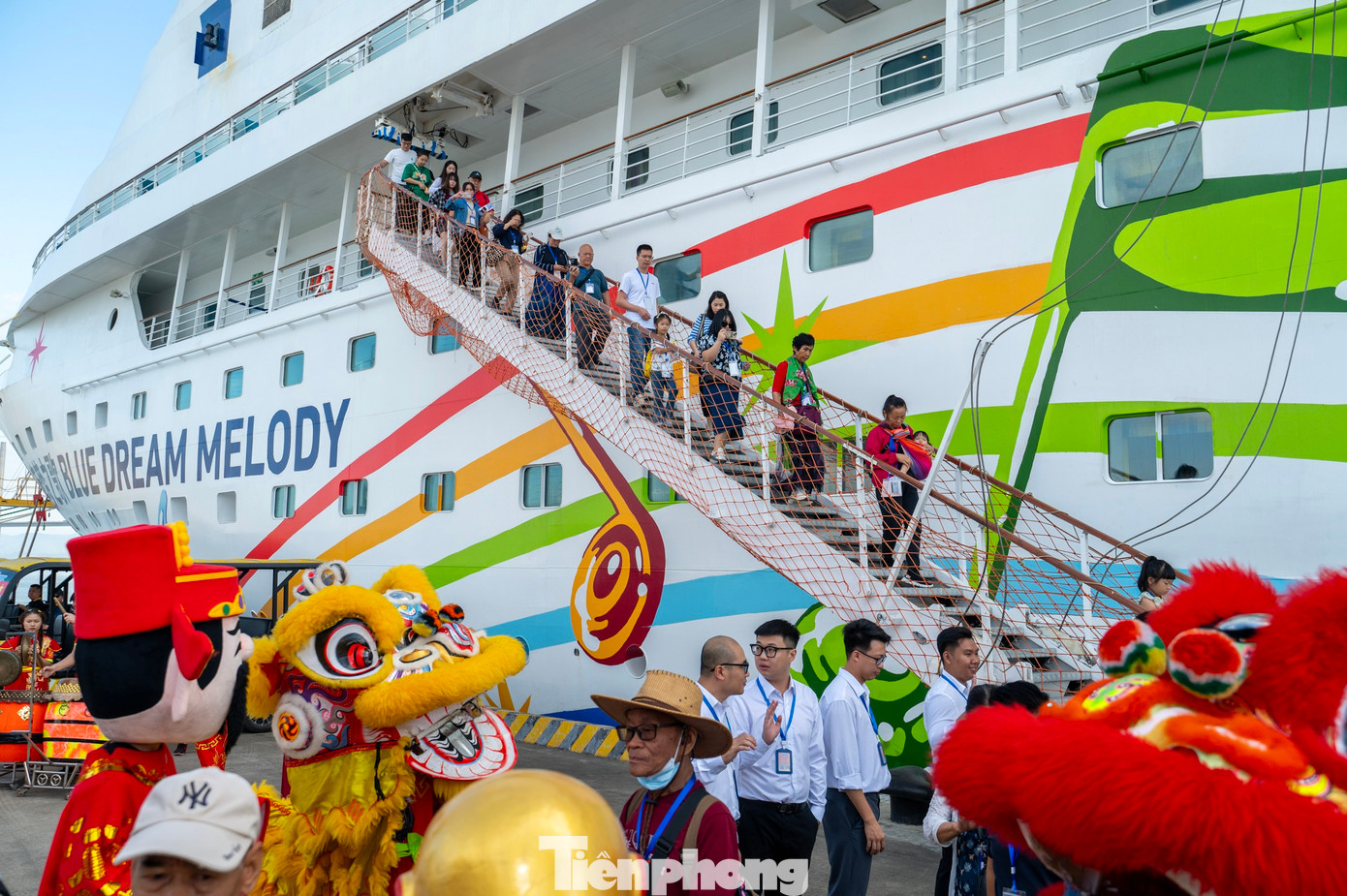 Bà Xiang Hong chia sẻ thêm, khoảng tháng 8 vừa qua bà được tham gia cùng đoàn đại biểu Khu tự trị dân tộc Choang Quảng Tây, Trung Quốc thăm và làm việc tại Quảng Ninh, ký kết thúc đẩy hợp tác du lịch trong đó có kết nối tuyến đường biển Bắc Hải - Hạ Long. Từ đó đến nay, có thể khai thông thuận lợi chuyến tàu biển đầu tiên ngày hôm nay thể hiện mối quan hệ hợp tác hữu nghị giữa 2 bên.