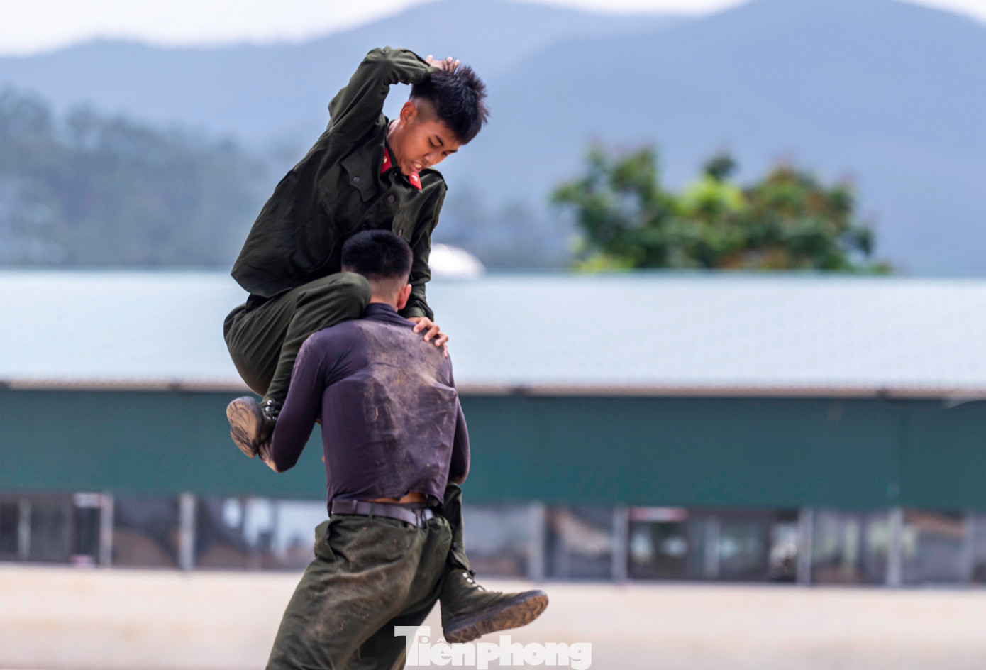 Các chiến sĩ phải liên tục rèn luyện thể chất, thể lực và tham gia huấn luyện các bài tập võ thuật đối kháng và các hình thức rèn luyện gian khổ.