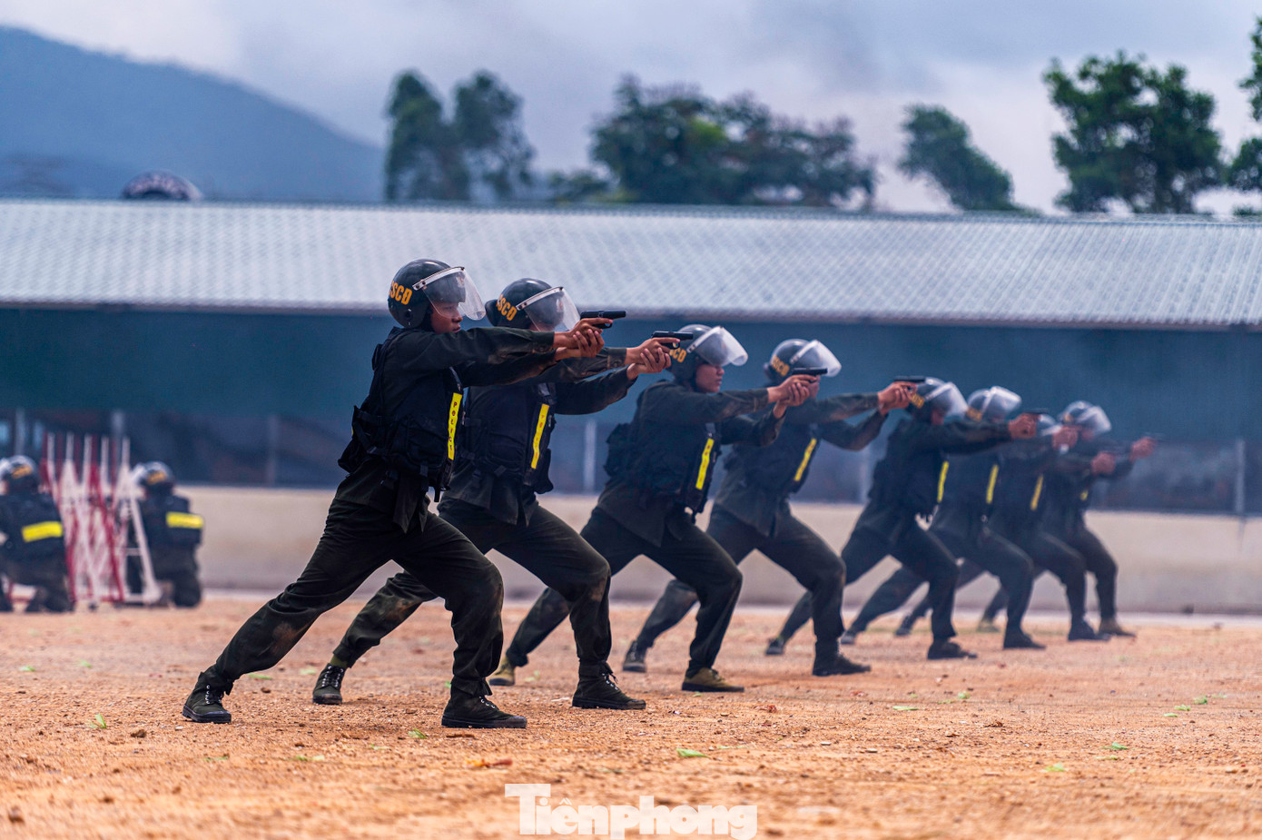 Tâm điểm của buổi bế giảng là màn diễn tập chống khủng bố và trấn áp tội phạm của các học viên đang theo học tại đây.