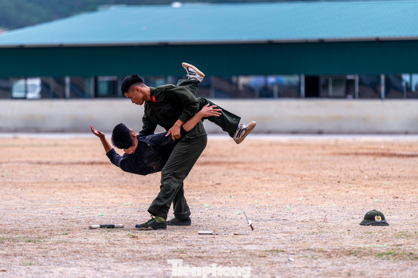 Các chiến sĩ phải liên tục rèn luyện thể chất, thể lực và tham gia huấn luyện các bài tập võ thuật đối kháng và các hình thức rèn luyện gian khổ.