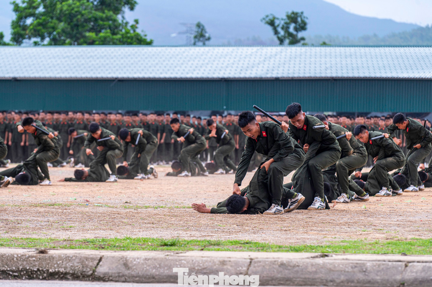 Tâm điểm của buổi bế giảng là màn diễn tập chống khủng bố và trấn áp tội phạm của các học viên đang theo học tại đây.