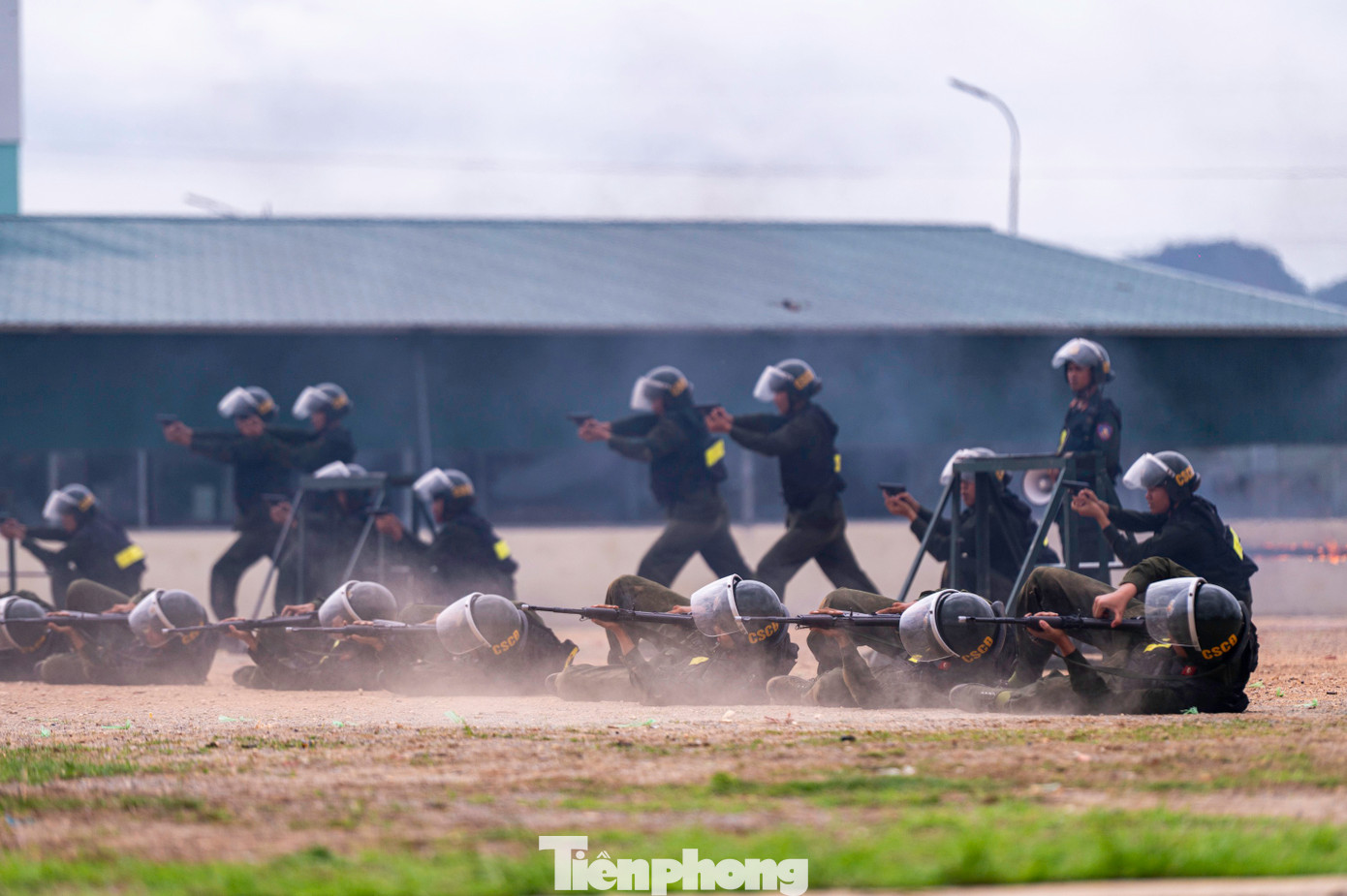 Ngoài ra, các chiến sĩ phải sử dụng thành thạo súng, vũ khí quân dụng như súng ngắn, súng trường và các vật liệu nổ.