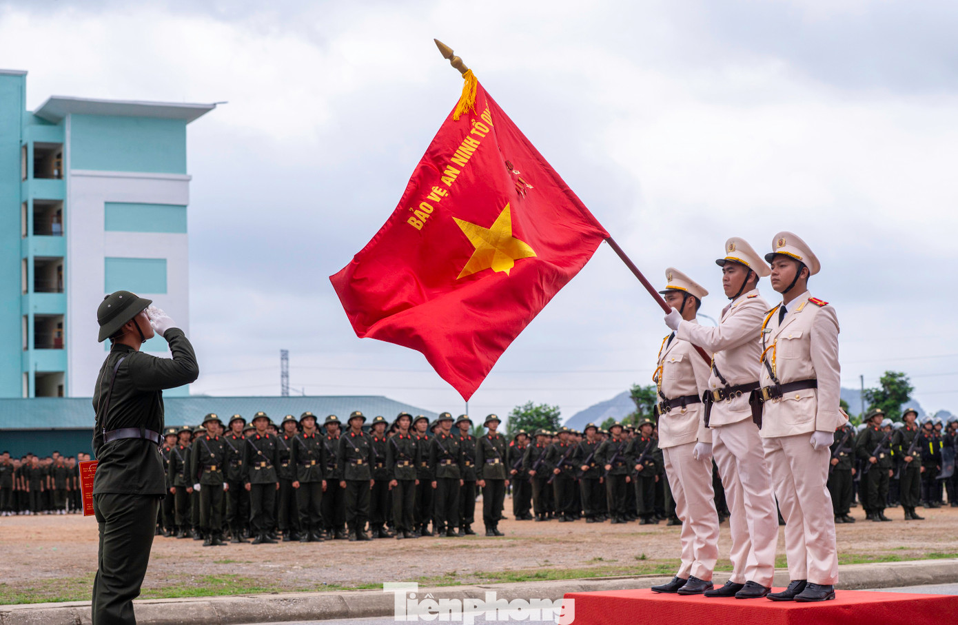 Đồng thời, các chiến sĩ phải rèn luyện bản lĩnh chính trị vững vàng, yêu ngành, yêu nghề, sẵn sàng cho mọi nhiệm vụ bảo vệ tổ chức, bảo vệ Tổ quốc và sự bình yên của nhân dân. Tham gia các hoạt động, sự kiện lớn của địa phương...
