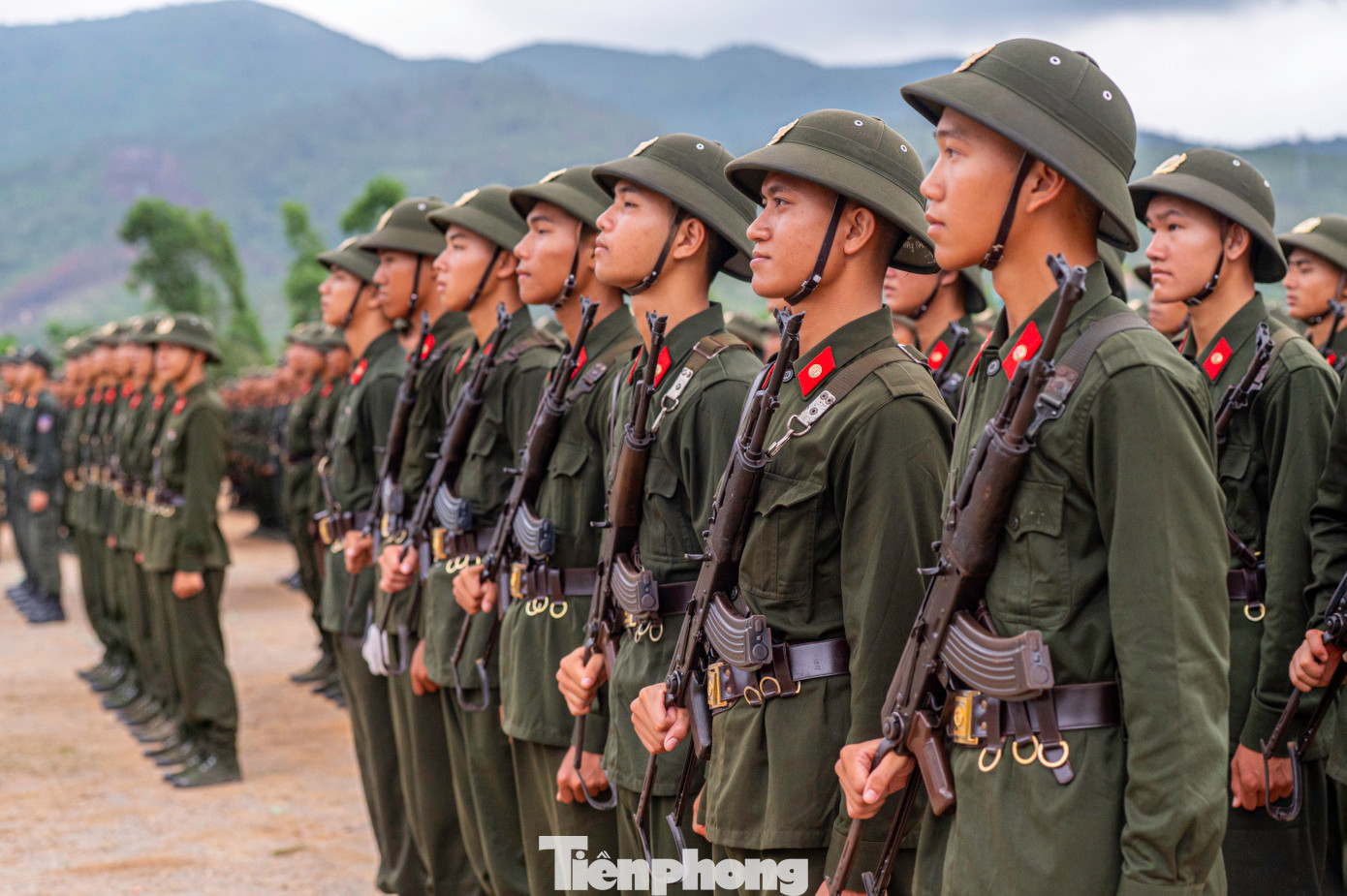 Các thế lực thù địch tiếp tục đẩy mạnh các hoạt động chống phá dưới nhiều hình thức tinh vi, nguy hiểm hơn, nhất là trên không gian mạng; tình hình tội phạm, vi phạm pháp luật tiếp tục diễn biến phức tạp; các mối đe dọa phi truyền thống ngày càng gia tăng. Trong khi đó, yêu cầu nhiệm vụ bảo vệ an ninh Tổ quốc đòi hỏi lực lượng Công an nhân dân nói chung, Cảnh sát cơ động nói riêng phải không ngừng đổi mới, nâng cao năng lực, bản lĩnh và tính chuyên nghiệp.