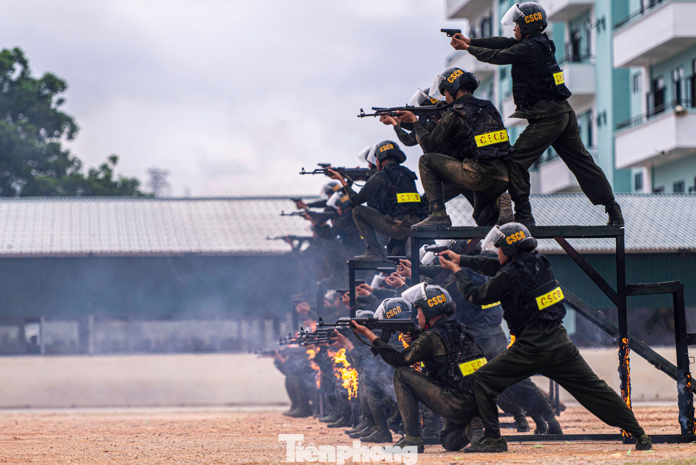 Học viên phải thuần thục các huấn luyện đối kháng 1-1, 1-2 và các tình huống giả định tội phạm khủng bố đe dọa tính mạng của các yếu nhân và nhân dân tại các sự kiện lớn. Tổ chức các đội hình tác chiến nhằm khống chế mục tiêu...