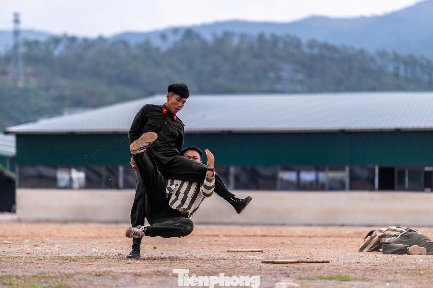 Các chiến sĩ phải liên tục rèn luyện thể chất, thể lực và tham gia huấn luyện các bài tập võ thuật đối kháng và các hình thức rèn luyện gian khổ.
