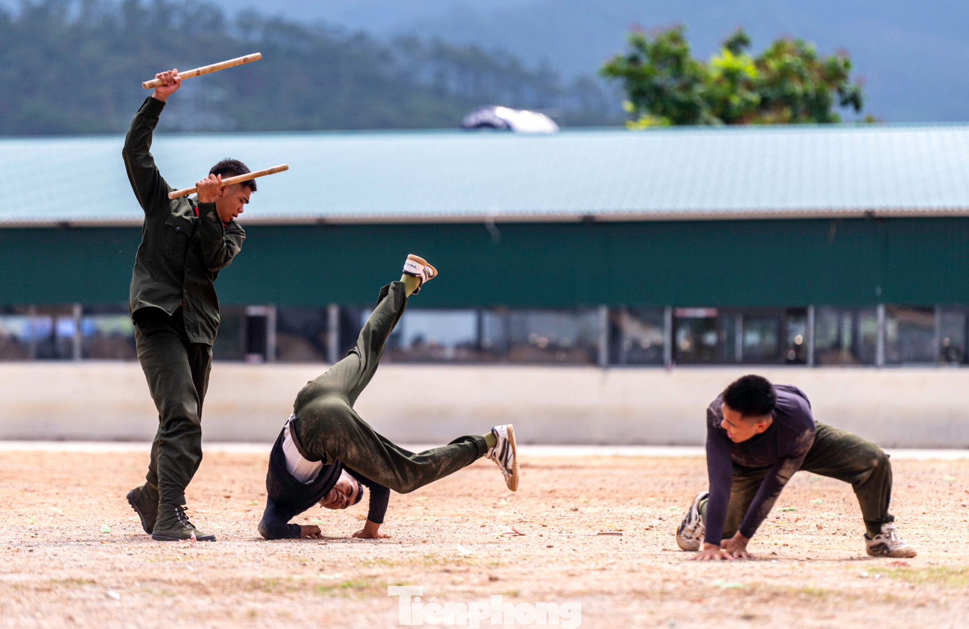 Các chiến sĩ phải liên tục rèn luyện thể chất, thể lực và tham gia huấn luyện các bài tập võ thuật đối kháng và các hình thức rèn luyện gian khổ.