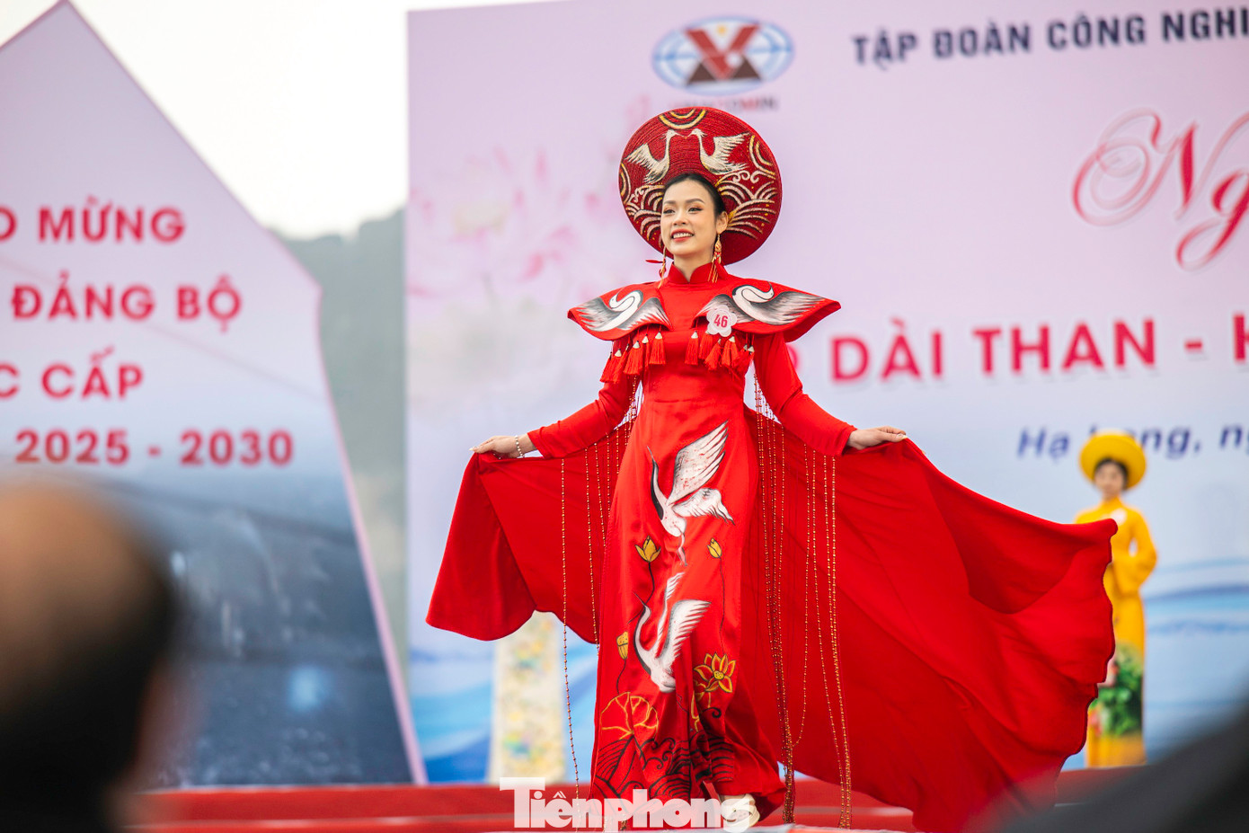 Cung đường bao biển bên bờ di sản vịnh Hạ Long là cung đường mệnh danh đẹp nhất Việt Nam, là niềm tự hào của người dân Quảng Ninh. Những tà áo dài thướt tha tung bay bên bờ di sản như thể hiện niềm tự hào về truyền thống những người phụ nữ Việt Nam trong thời đại mới.