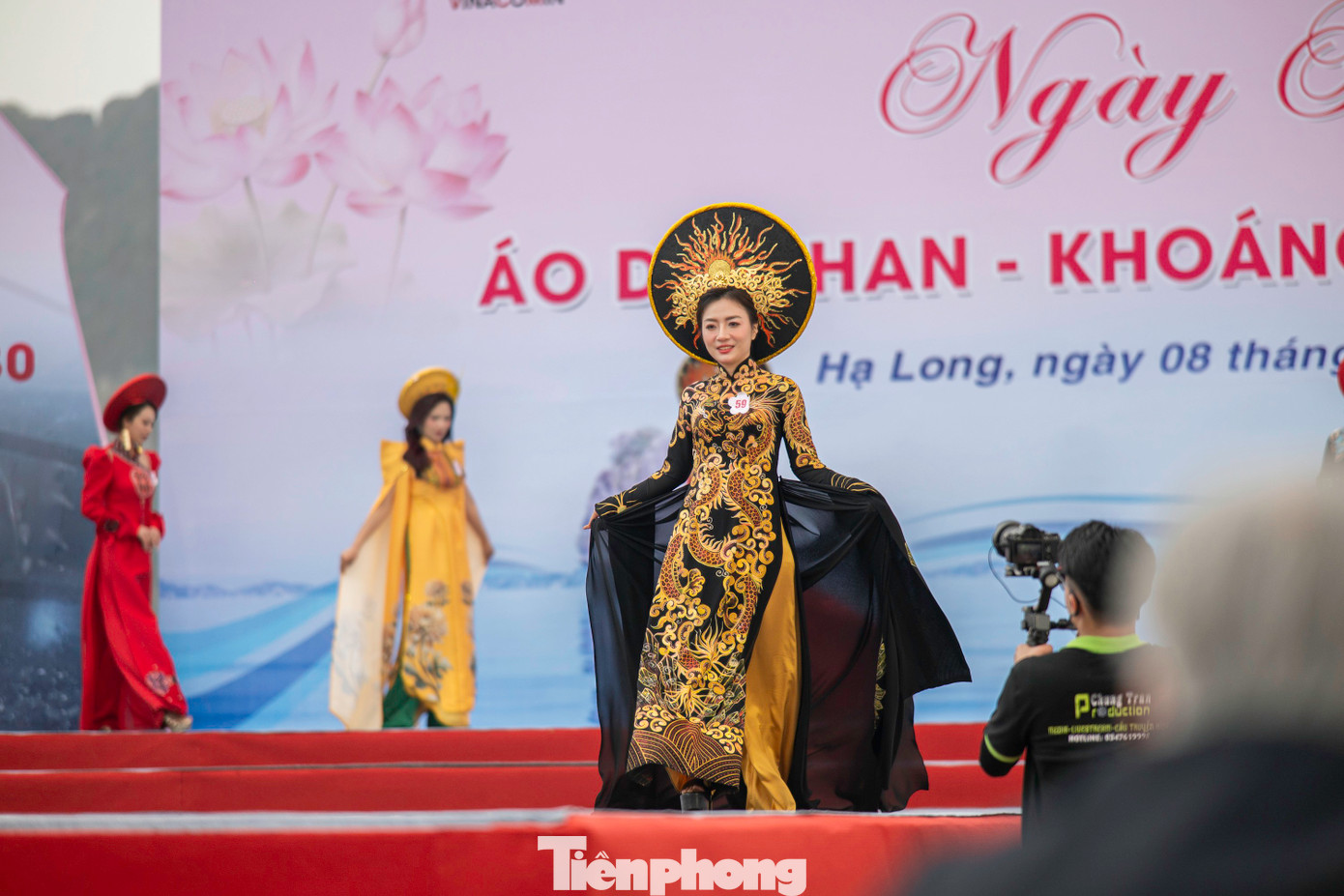 60 gương mặt là nữ công nhân, người lao động đến từ các đơn vị trong tập đoàn trong trang phục áo dài Việt Nam biểu diễn những bước đi catwalk ngay trên sân khấu.