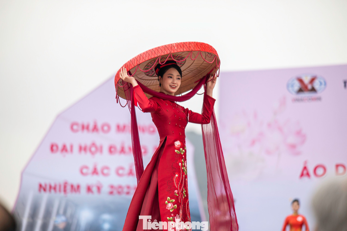 60 gương mặt là nữ công nhân, người lao động đến từ các đơn vị trong tập đoàn trong trang phục áo dài Việt Nam biểu diễn những bước đi catwalk ngay trên sân khấu.