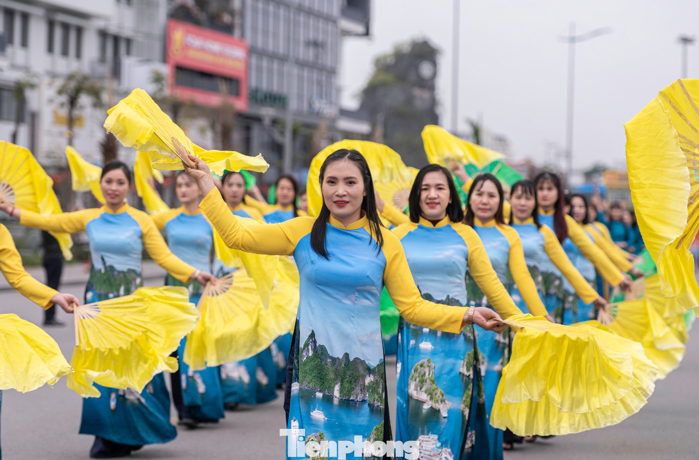 Chương trình gồm 2 phần: Phần 1, đồng diễn áo dài bên bờ di sản, kỳ quan thiên nhiên thế giới Vịnh Hạ Long với các chủ đề Than - Khoáng sản khát vọng kỷ nguyên mới; Sắc màu di sản; Việt Nam quê hương tươi đẹp.