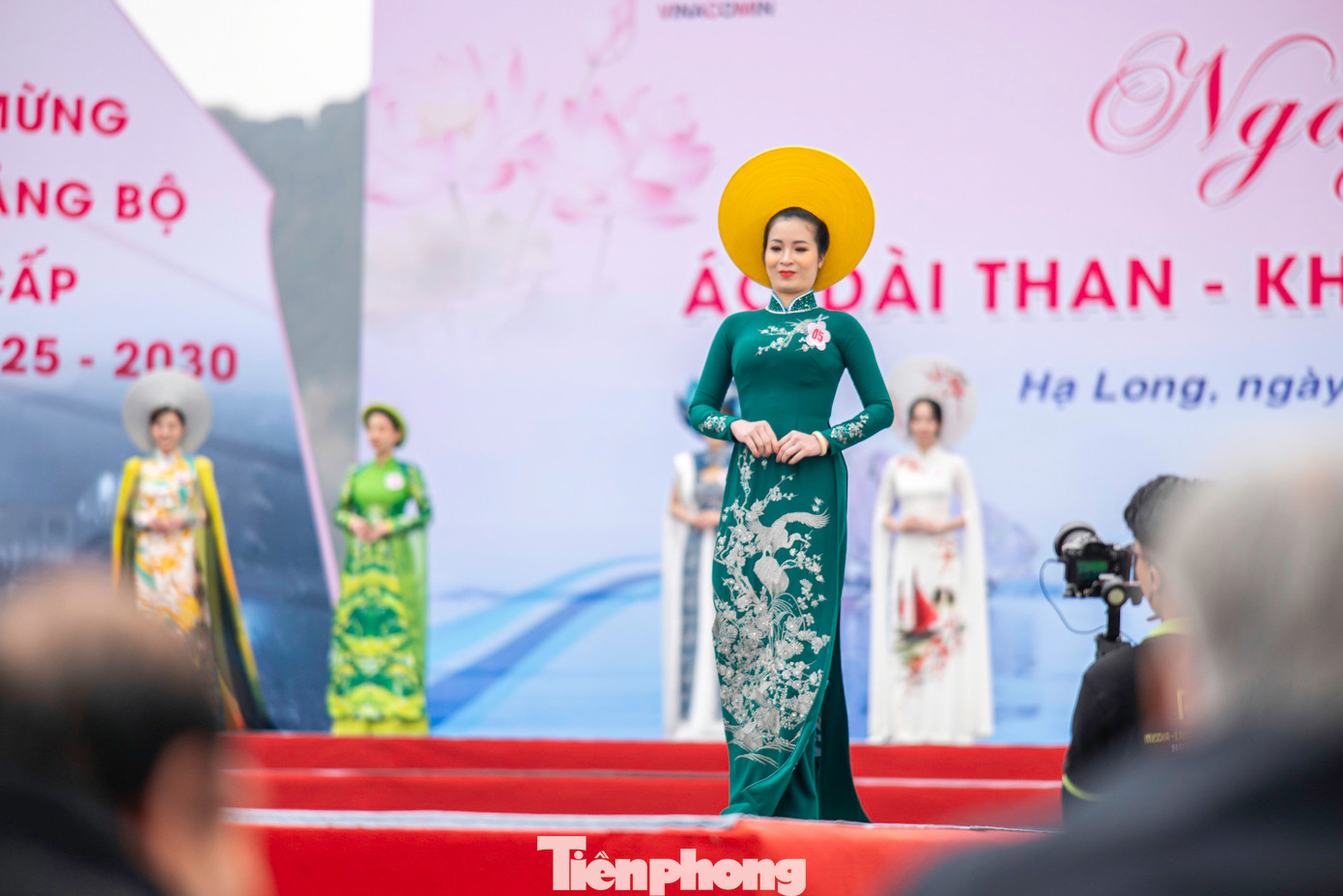 60 gương mặt là nữ công nhân, người lao động đến từ các đơn vị trong tập đoàn trong trang phục áo dài Việt Nam biểu diễn những bước đi catwalk ngay trên sân khấu.
