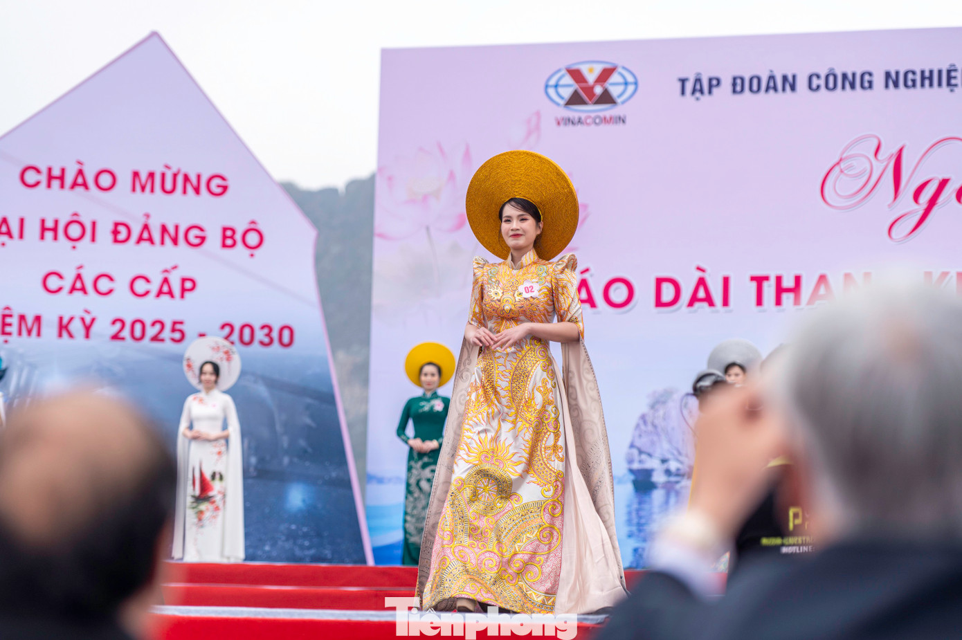 60 gương mặt là nữ công nhân, người lao động đến từ các đơn vị trong tập đoàn trong trang phục áo dài Việt Nam biểu diễn những bước đi catwalk ngay trên sân khấu.