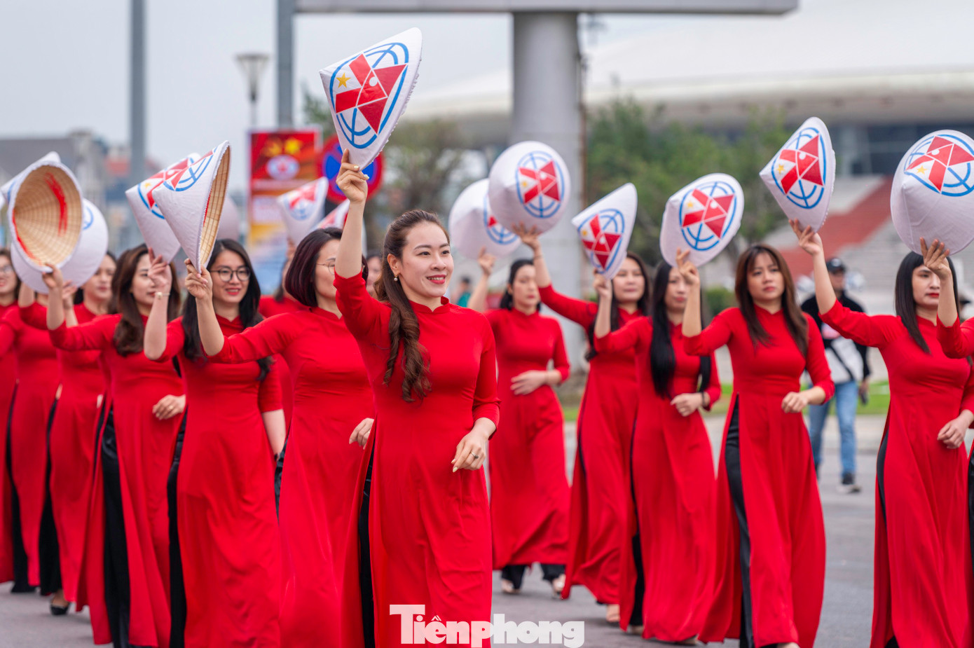 Chương trình gồm 2 phần: Phần 1, đồng diễn áo dài bên bờ di sản, kỳ quan thiên nhiên thế giới Vịnh Hạ Long với các chủ đề Than - Khoáng sản khát vọng kỷ nguyên mới; Sắc màu di sản; Việt Nam quê hương tươi đẹp.