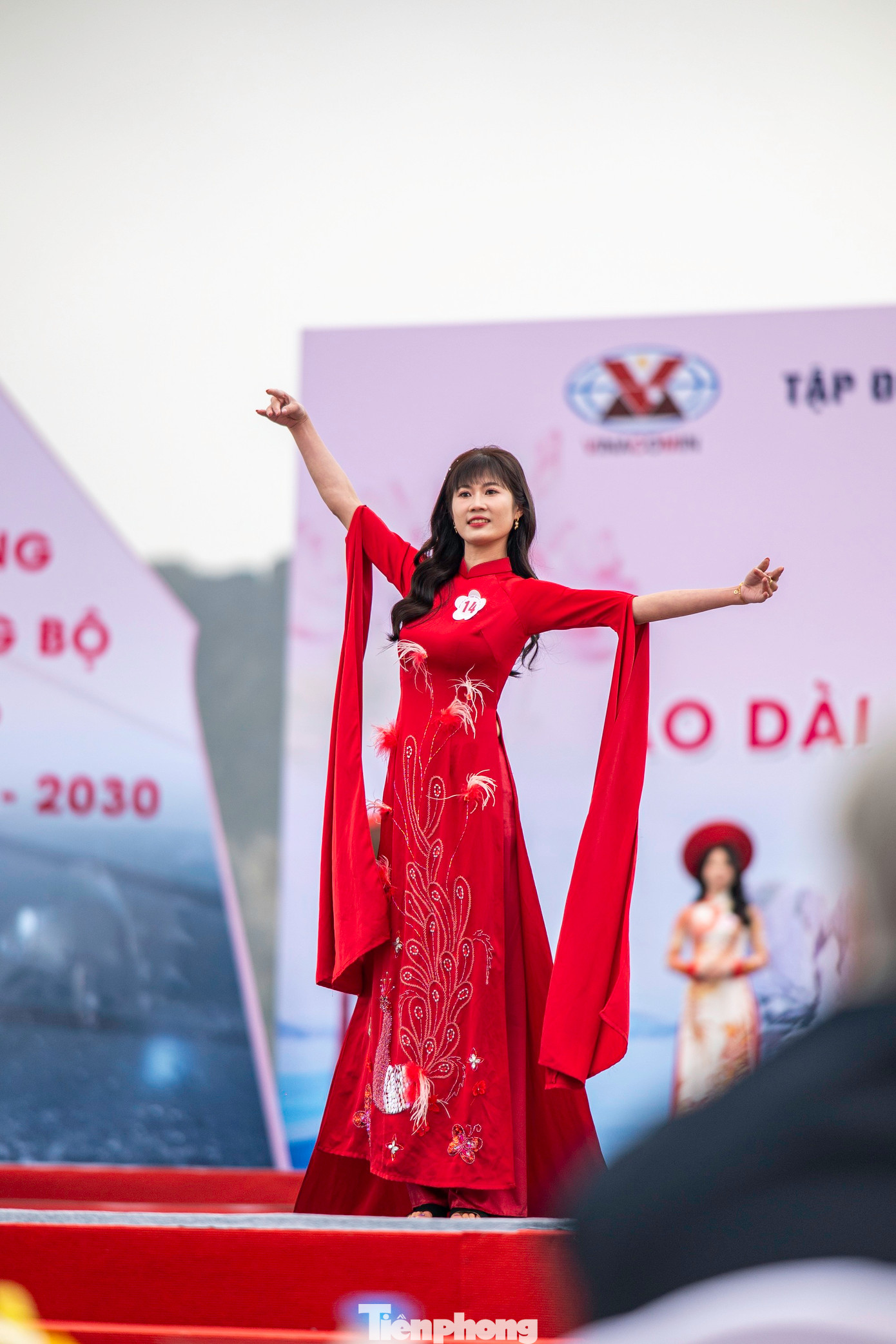 Áo dài là một trong những trang phục đặc trưng gắn với đời sống sản xuất và sinh hoạt văn hóa của người Việt Nam qua nhiều thế hệ; tôn vinh vẻ đẹp dịu dàng, duyên dáng đôn hậu của người phụ nữ Việt.