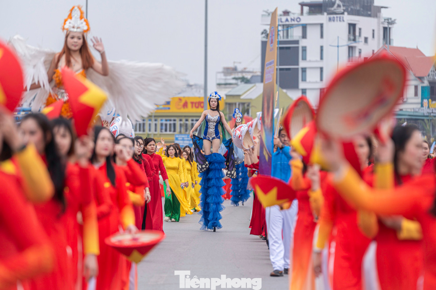 Chương trình gồm 2 phần: Phần 1, đồng diễn áo dài bên bờ di sản, kỳ quan thiên nhiên thế giới Vịnh Hạ Long với các chủ đề Than - Khoáng sản khát vọng kỷ nguyên mới; Sắc màu di sản; Việt Nam quê hương tươi đẹp.