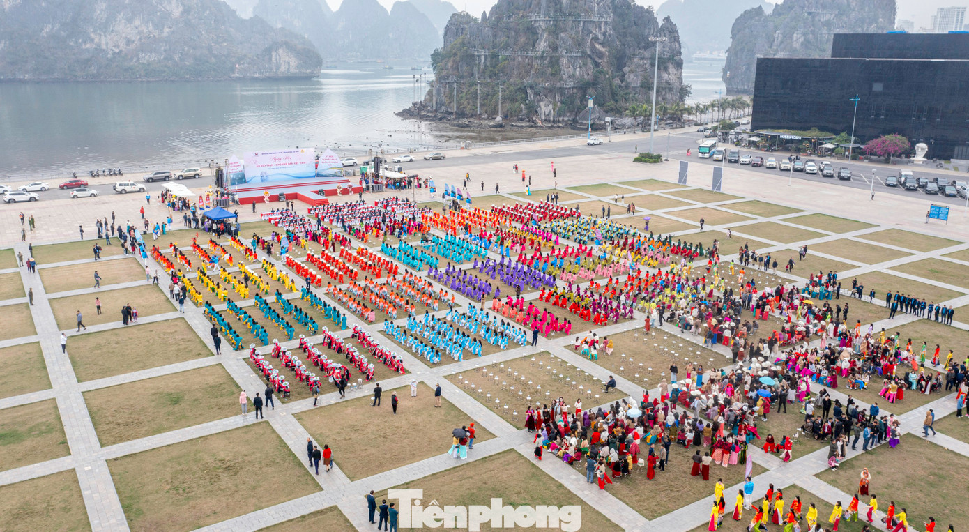 Ngày 8/3, hơn 2.000 chị em phụ nữ thuộc Tập đoàn công nghiệp than - khoáng sản Việt Nam (TKV) đổ về Quảng trường 30 tháng 10, thành phố Hạ Long, tỉnh Quảng Ninh để tham gia các hoạt động trong Ngày hội áo dài do Công đoàn Than – Khoáng sản Việt Nam tổ chức.