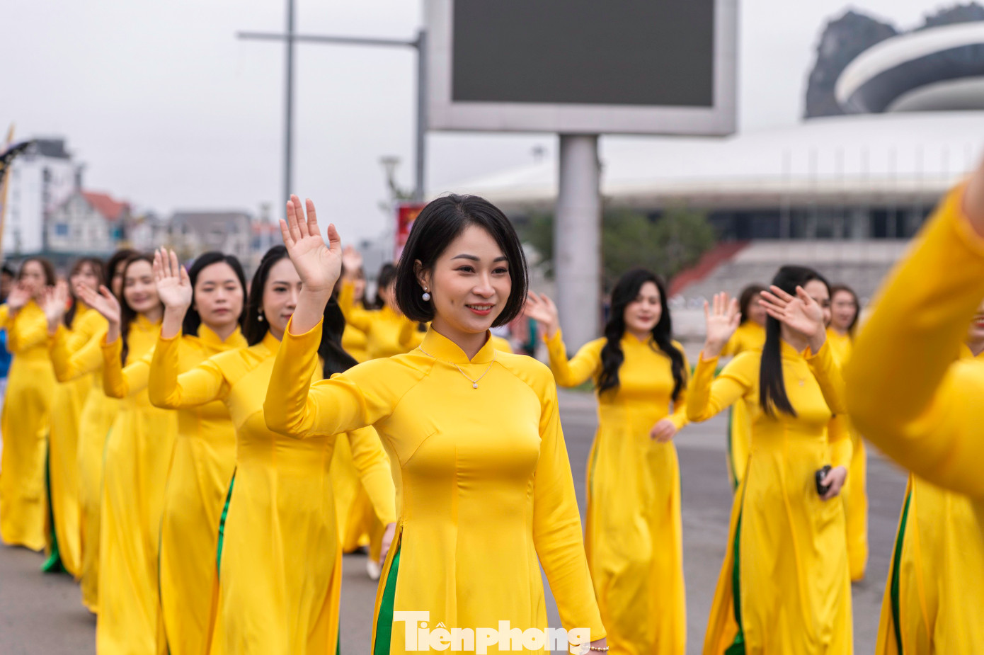 Chương trình gồm 2 phần: Phần 1, đồng diễn áo dài bên bờ di sản, kỳ quan thiên nhiên thế giới Vịnh Hạ Long với các chủ đề Than - Khoáng sản khát vọng kỷ nguyên mới; Sắc màu di sản; Việt Nam quê hương tươi đẹp.