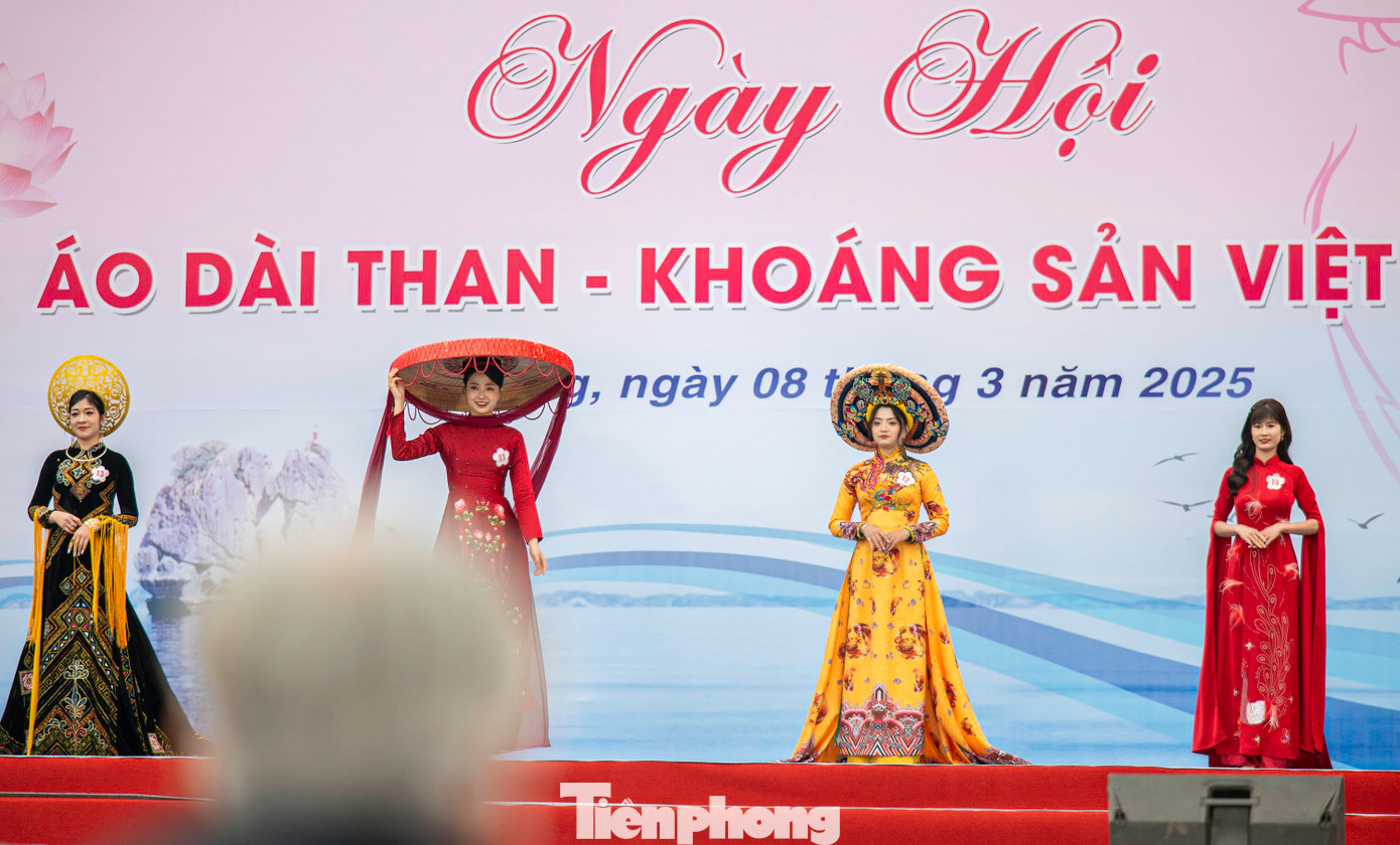 Để tôn vinh tà áo dài và hưởng ứng ngày Quốc tế Phụ Nữ, Công đoàn Than - Khoáng sản Việt Nam tổ chức phần thi trang phục áo dài tới toàn thể chị em phụ nữ trong tập đoàn TKV.