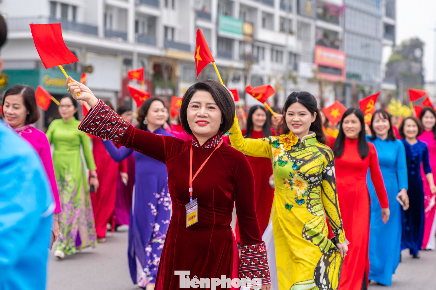 Trao đổi với báo Tiền Phong, bà Nguyễn Thị Minh, Phó chủ tịch công đoàn Than - Khoáng sản Việt Nam, cho biết hôm nay hơn 2.000 chị em phụ nữ đến đây là đại diện cho gần 20.000 nữ cán bộ, người lao động, công nhân viên chức trong tập đoàn.