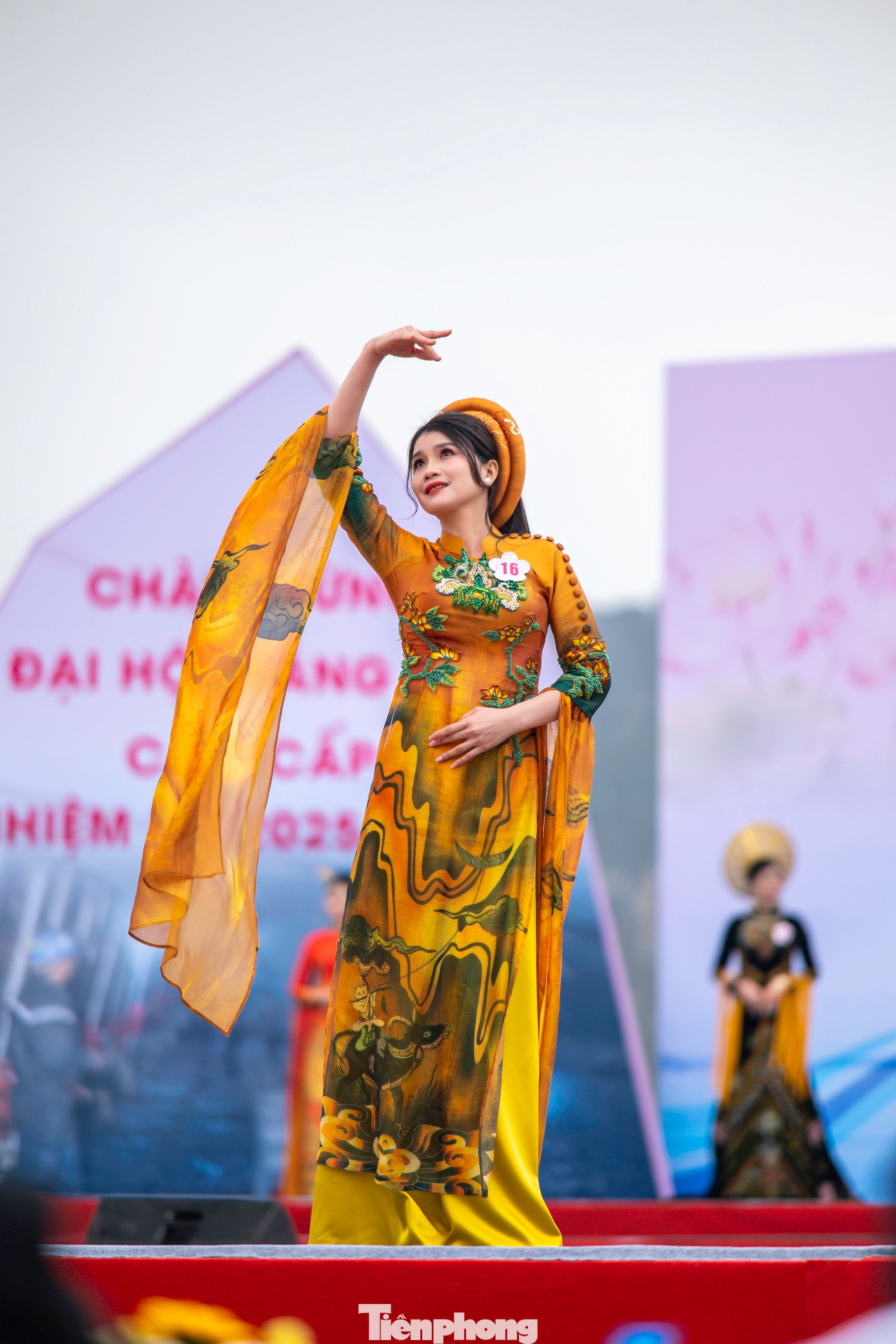 Áo dài là một trong những trang phục đặc trưng gắn với đời sống sản xuất và sinh hoạt văn hóa của người Việt Nam qua nhiều thế hệ; tôn vinh vẻ đẹp dịu dàng, duyên dáng đôn hậu của người phụ nữ Việt.