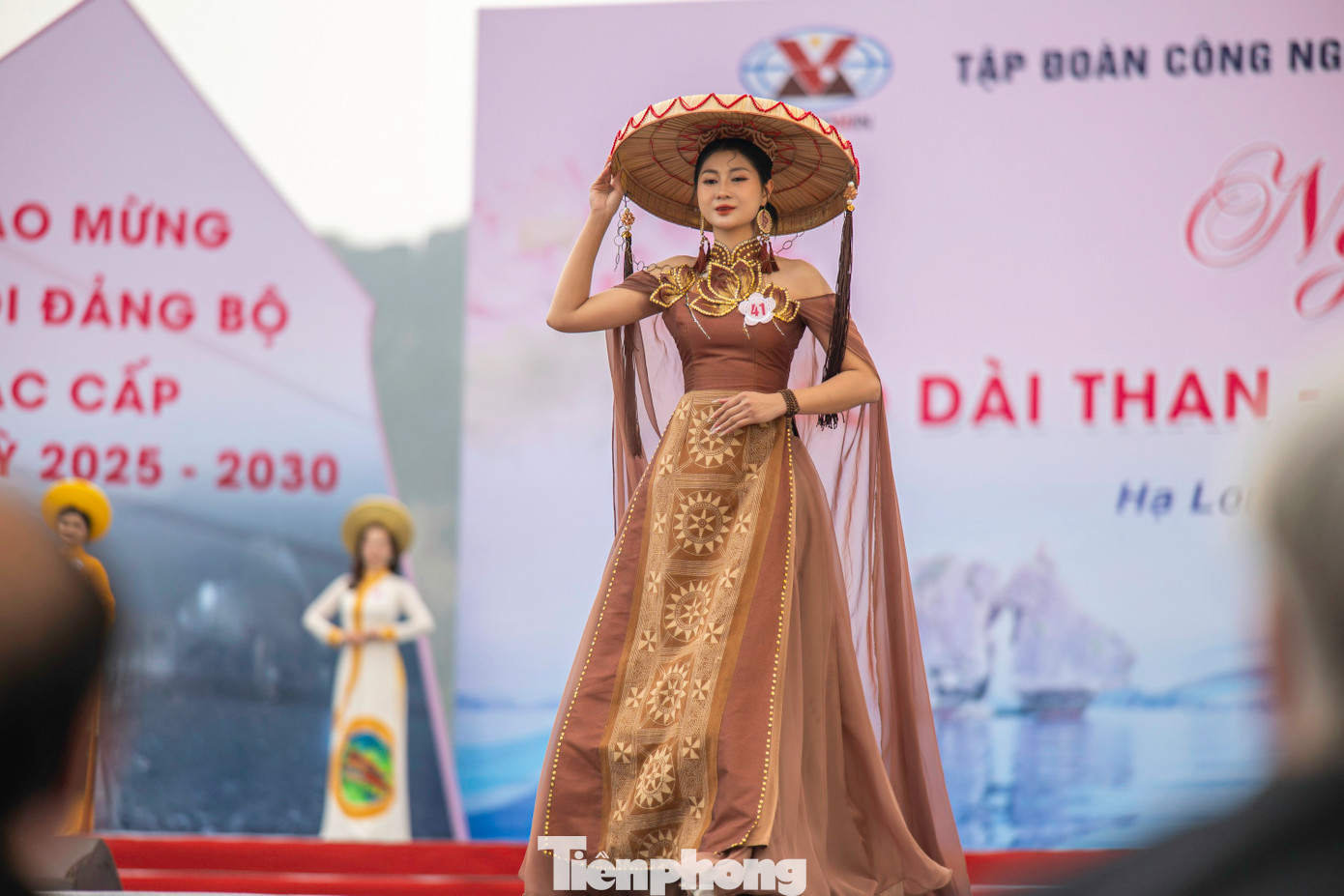 Những tà áo dài từ truyền thống đến cách tân đều tôn lên vẻ đẹp của người phụ nữ Việt Nam.