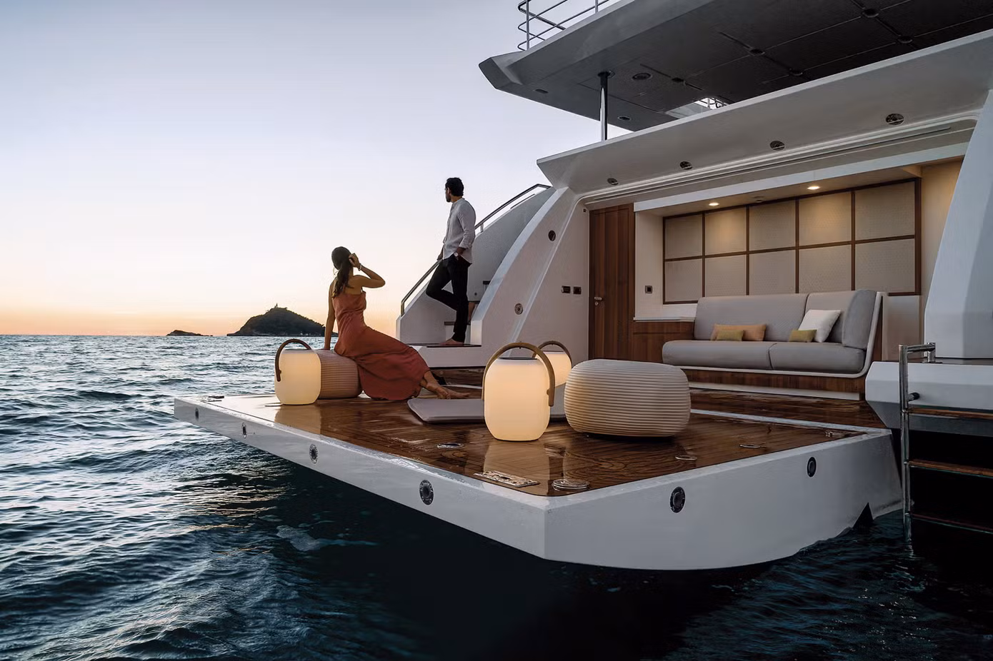 Ưu tiên được đặt lên hàng đầu với du thuyền này là khả năng tối ưu hóa không gian trên thuyền. Không chỉ có không gian để đồ trong cabin chủ cùng cabin VIP được mở rộng, khu vực sảnh chính của du thuyền cũng được thiết kế kỹ lưỡng.