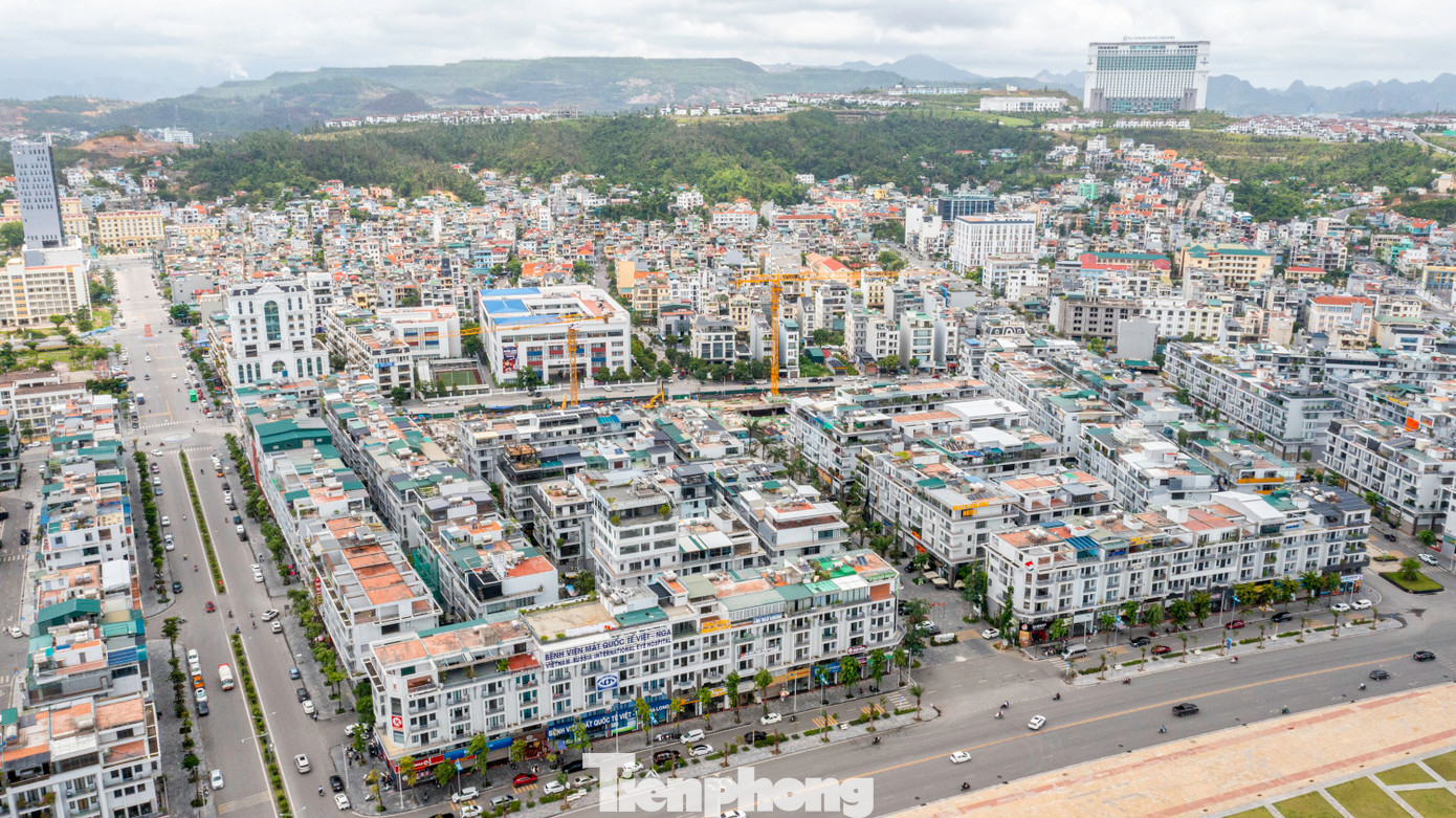 Cả hai phường có tổng diện tích 6,08 km2 (đạt 110% so với tiêu chuẩn); dân số 52.905 người (đạt 176% so với tiêu chuẩn). Phường Hạ Long nằm trên trục đường Quốc lộ 18 sầm uất.