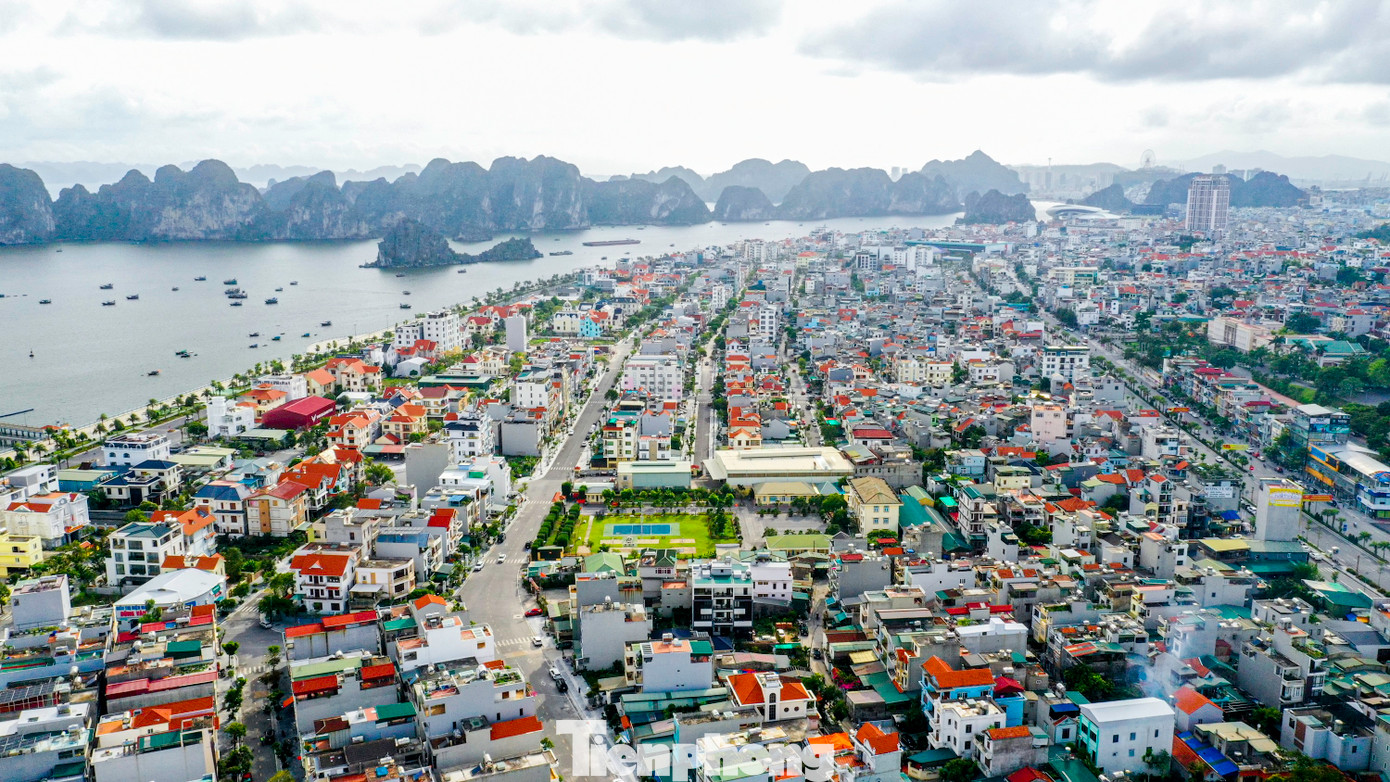 Cả hai phường có tổng diện tích 6,08 km2 (đạt 110% so với tiêu chuẩn); dân số 52.905 người (đạt 176% so với tiêu chuẩn). Phường Hạ Long nằm trên trục đường Quốc lộ 18 sầm uất.